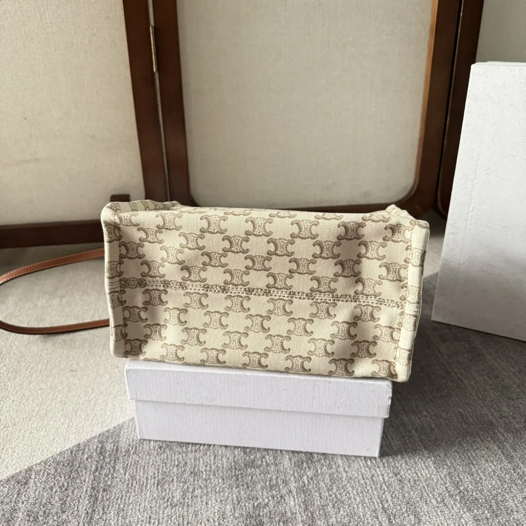 新品上线🅰️🅰️ CE新品织物托特~科技感logo印花,低调高级!柔软织物的材料,增加随性洒脱的味道。🉑️手提🉑️斜挎!托特跟水桶绝对是容量上的王者,上班族或者日常出门东西多的小仙女可以选这款‼️ 搭配上:百搭气质款,通勤上班,休闲随性风,文艺小清新,森女系都很🉑️ 容量:容量不用质疑,妥妥抵👍 款号:199162 尺寸:26×19×13