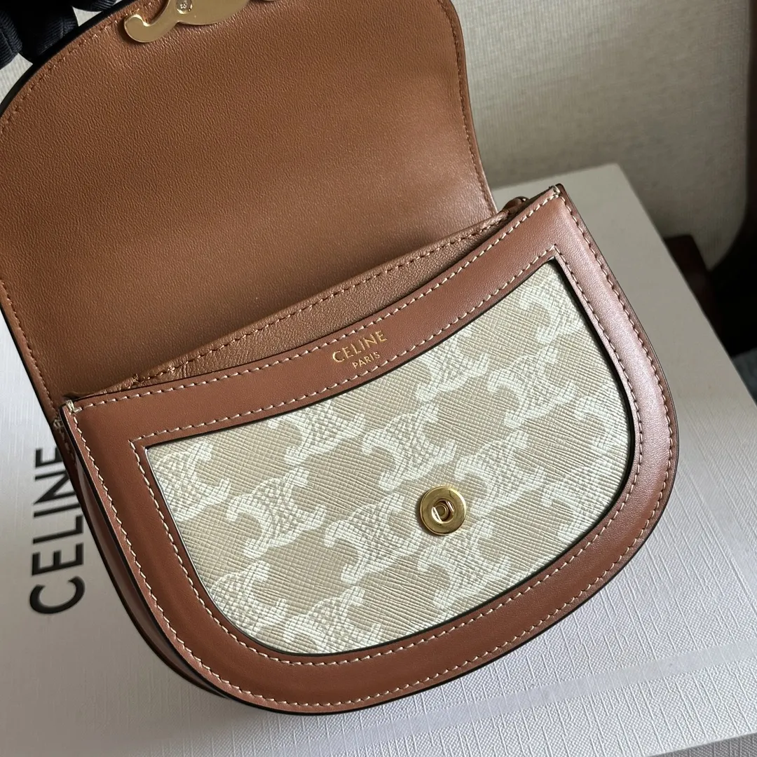 (CL家)早春新品 Mini Besace凯旋门包 LISA同款🎁凯旋门黑金⚫️mini马鞍包 纯黑皮质搭配经典凯旋门锁扣 ◾️复古精致 时髦百搭 ◾️打破方形设计圆弧形底部和翻盖更显年轻化又俏皮又可爱看一眼就会爱上的款~ ◾️多种背法~单肩斜挎手提~可放折叠📱 ◾️小牛皮+羊皮内里+全钢凯旋门金属扣 型号:101063 尺寸:15.5X11.5X5CM