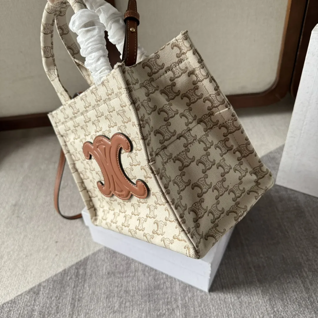 新品上线🅰️🅰️ CE新品织物托特～科技感logo印花，低调高级！柔软织物的材料，增加随性洒脱的味道。🉑️手提🉑️斜挎！托特跟水桶绝对是容量上的王者，上班族或者日常出门东西多的小仙女可以选这款‼️ 搭配上：百搭气质款，通勤上班，休闲随性风，文艺小清新，森女系都很🉑️ 容量：容量不用质疑，妥妥抵👍 款号：199162 尺寸：26&times;19&times;13