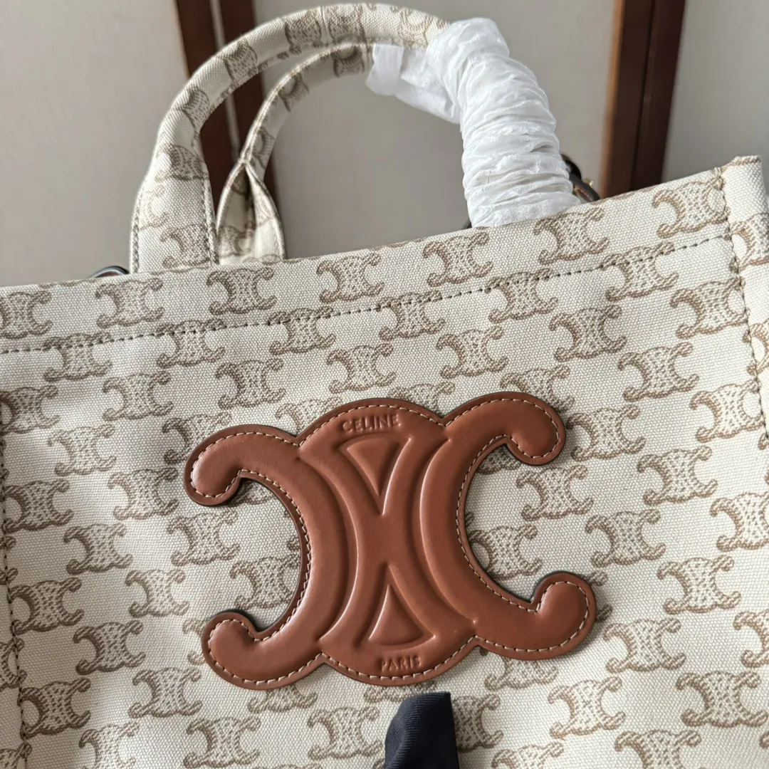 新品上线🅰️🅰️ CE新品织物托特~科技感logo印花,低调高级!柔软织物的材料,增加随性洒脱的味道。🉑️手提🉑️斜挎!托特跟水桶绝对是容量上的王者,上班族或者日常出门东西多的小仙女可以选这款‼️ 搭配上:百搭气质款,通勤上班,休闲随性风,文艺小清新,森女系都很🉑️ 容量:容量不用质疑,妥妥抵👍 款号:199162 尺寸:26×19×13