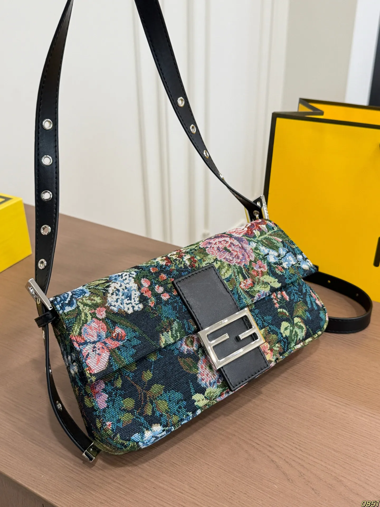 ¥145折叠盒 芬迪FENDI 法棍腋下包 配长肩带,手提腋下皆可 一眼就爱上了,真的好高级 尺寸26 14