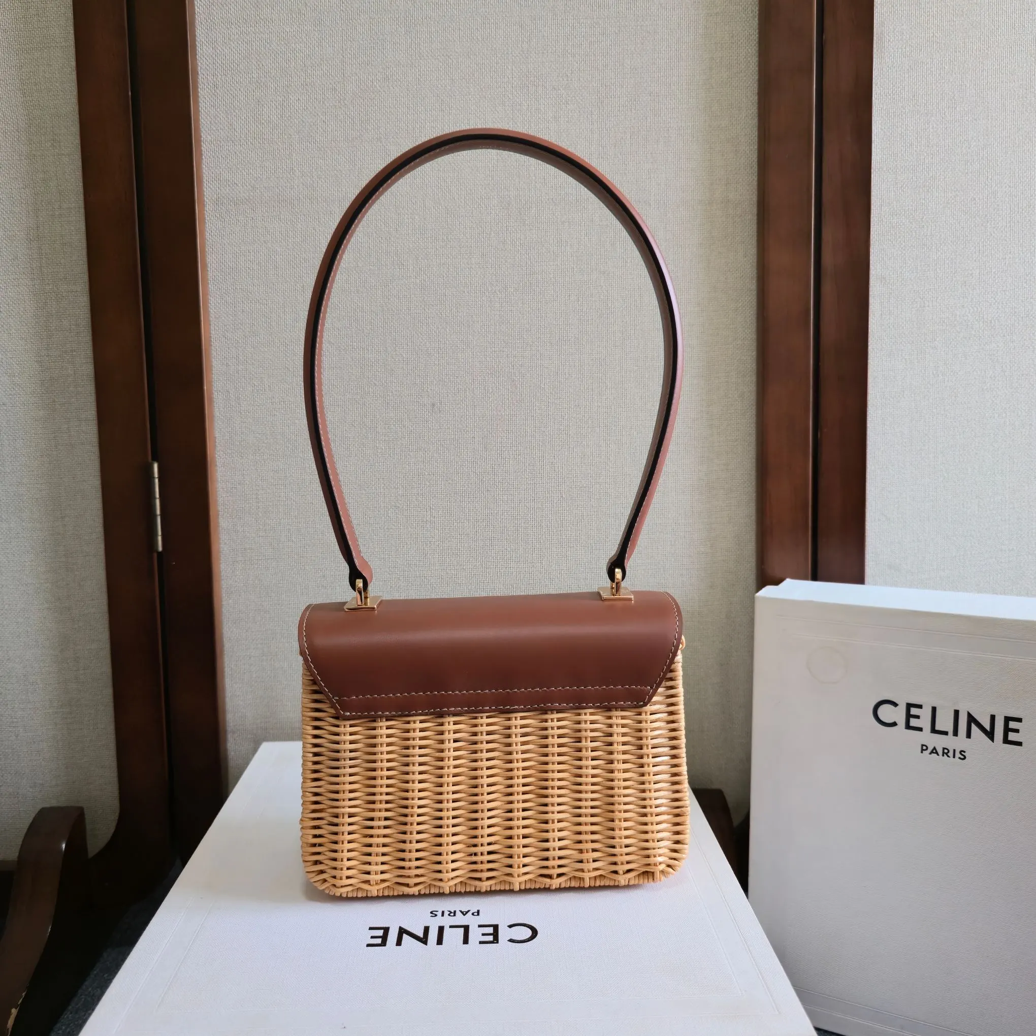 CELINE25|TEEN GARANCE编织藤编手袋- 🆕🆕🆕 极致丝滑✨新品GARANCE CELINE的黄金60年代,一定要拥有的漆皮手袋🎩 -恰到好处的精致感,纯粹又优雅 -精致黑金~神秘又迷人,搭配秋冬色系高级感爆棚💯 -全新设计手挽肩带~相较传统腋下包更舒适、更加挺括有型🆙 看过秀的姐妹~应该都会被迷倒吧🤩 藤编,羊皮革衬里,肩背和手提,TRIOMPHE金属锁扣,3个内侧隔层,1个内侧拉链口袋,1个内侧扁平口袋,皮革提手长24cm 18.5x13x6cm:18.5x13x6cm 编号:118053