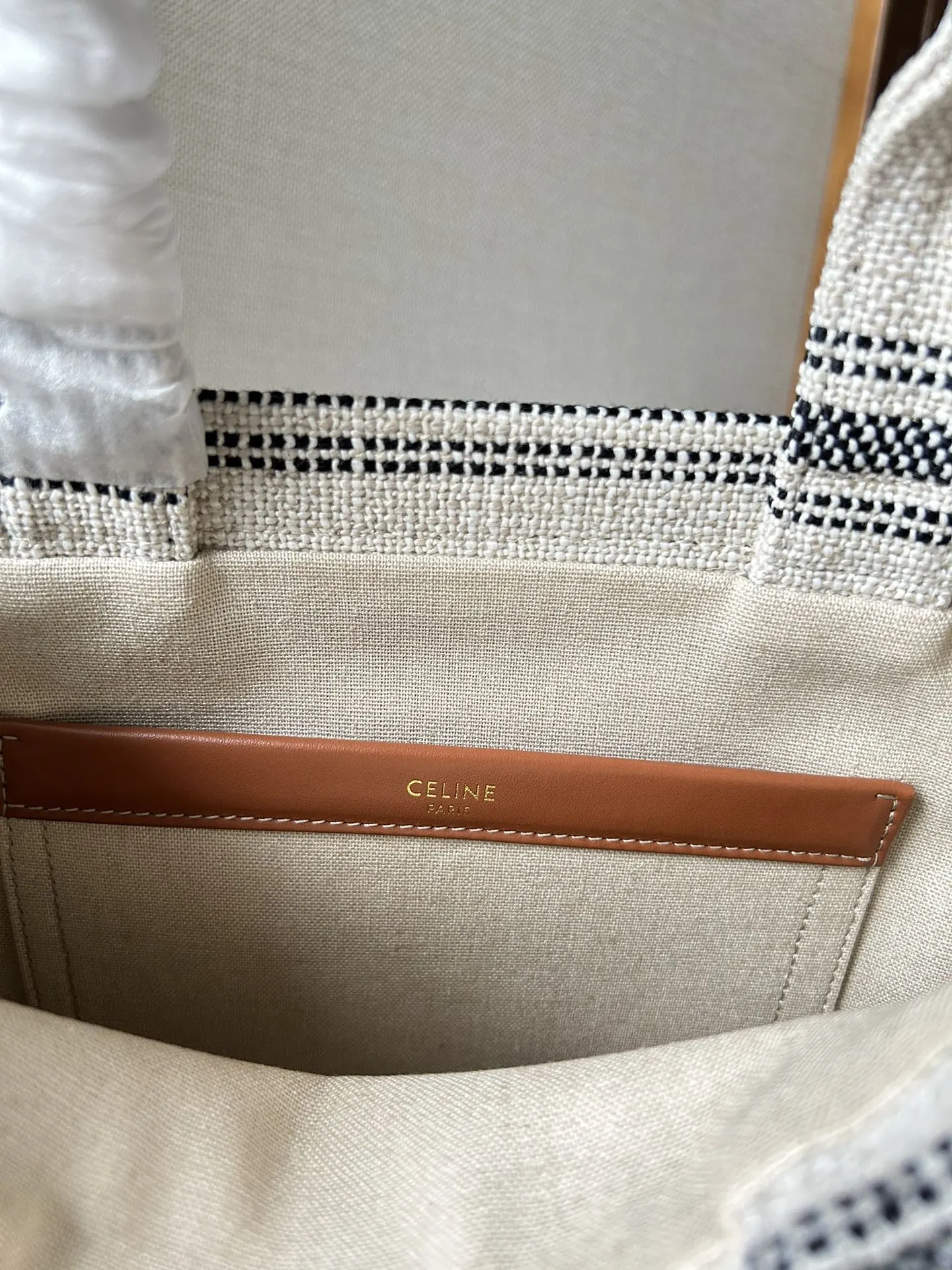 新品上线🅰️🅰️ CABAS THAIS 小号Celine 提花条纹织布 🉑️手拎包/🉑️肩背包/🉑️斜挎包！ 这款包是季节限定最新推出的托特. 采用织物面料 相对于皮革跟草编 织物更加耐用 舒适，🧲包袋配有棕色可调节牛皮革肩带 ，日常出勤 上班都非常实用 容量感人. 搭配上： 百搭 舒适款，通勤上班 休闲随性风 容量： 容量不用质疑 妥妥滴👍🏻 款号：199162 尺寸：26x19x13