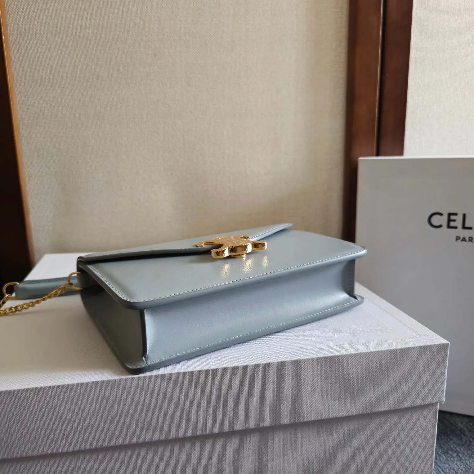 CELIN* CUIR TRIOMPHE标志印花牛皮革WOC 全新链条老花牛皮革信封包 💌 搭配复古凯旋门全钢金属按扣 拥有卡槽的woc超级实用 毫无压力的链条设计 完全满足日常搭配 💛满满复古的情怀 柔和简单的包型设计 氛围感十足 关于容量：车钥匙，卡片，纸巾，粉饼，手机，你能想到的它通通可以一一装进去✔️ 尺寸：19.5&times;4.5&times;12.5 型号：101033