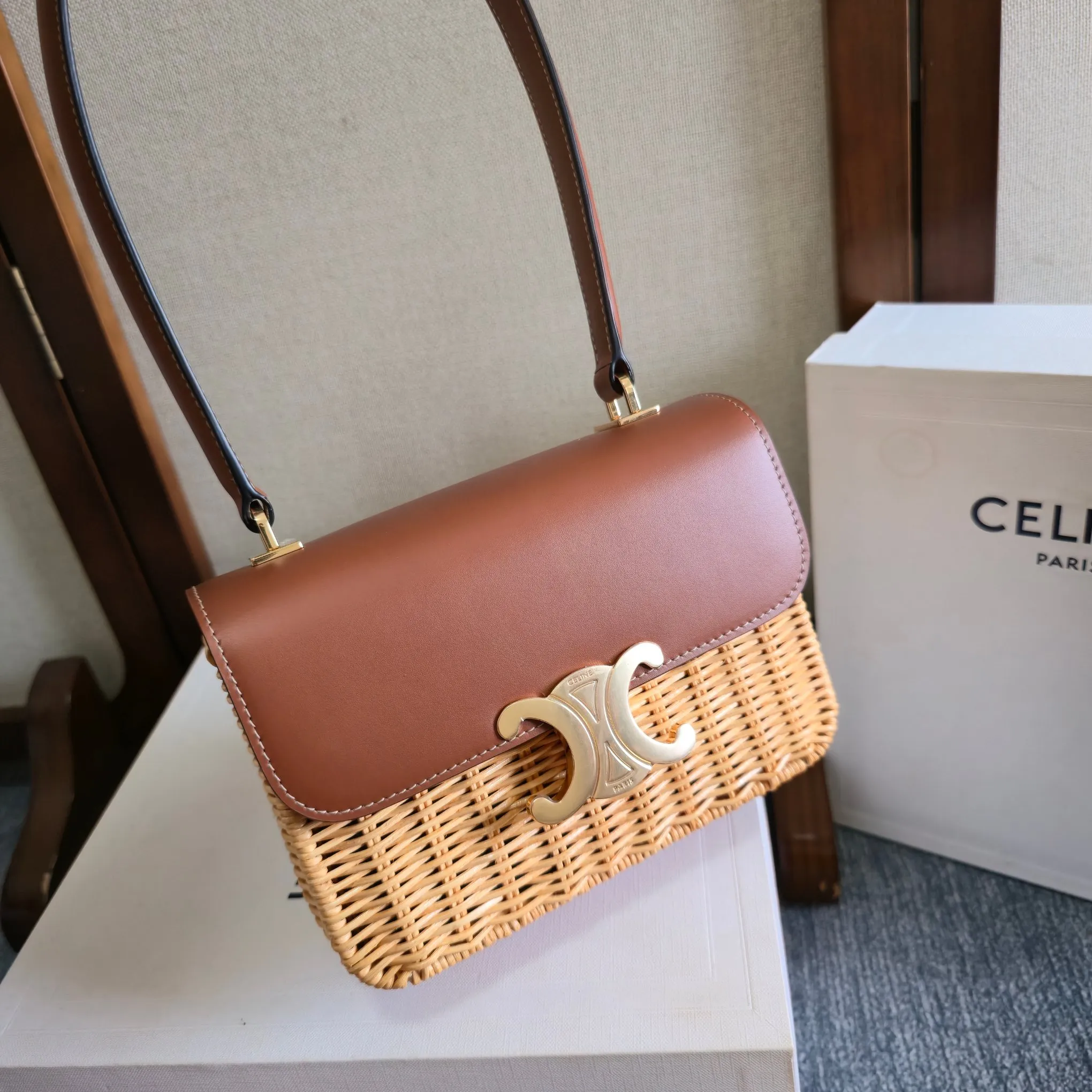 CELINE25｜TEEN GARANCE编织藤编手袋- 🆕🆕🆕 极致丝滑✨新品GARANCE CELINE的黄金60年代，一定要拥有的漆皮手袋🎩 -恰到好处的精致感，纯粹又优雅 -精致黑金～神秘又迷人，搭配秋冬色系高级感爆棚💯 -全新设计手挽肩带～相较传统腋下包更舒适、更加挺括有型🆙 看过秀的姐妹～应该都会被迷倒吧🤩 藤编，羊皮革衬里，肩背和手提，TRIOMPHE金属锁扣，3个内侧隔层，1个内侧拉链口袋，1个内侧扁平口袋，皮革提手长24cm 18.5x13x6cm：18.5x13x6cm 编号：118053