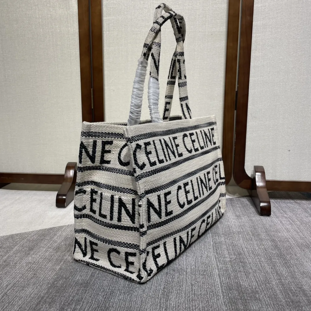 (CL家)新品 CABAS THAIS |新推出秋季大号托特 毛巾面料、大间缝隙、柔软织物的材料!营造出度假⛱️氛围,特别亮眼!好看又方便 容量:容量杠杠哒!上班族,宝妈,日常出门不用担心东西多放不下啦!搭配:百搭单品,还可做点缀搭配 秋季出行旅游强烈推荐!肩背或手提都不赖哦!型号: 196762 尺寸:41 X 28 X 17cm