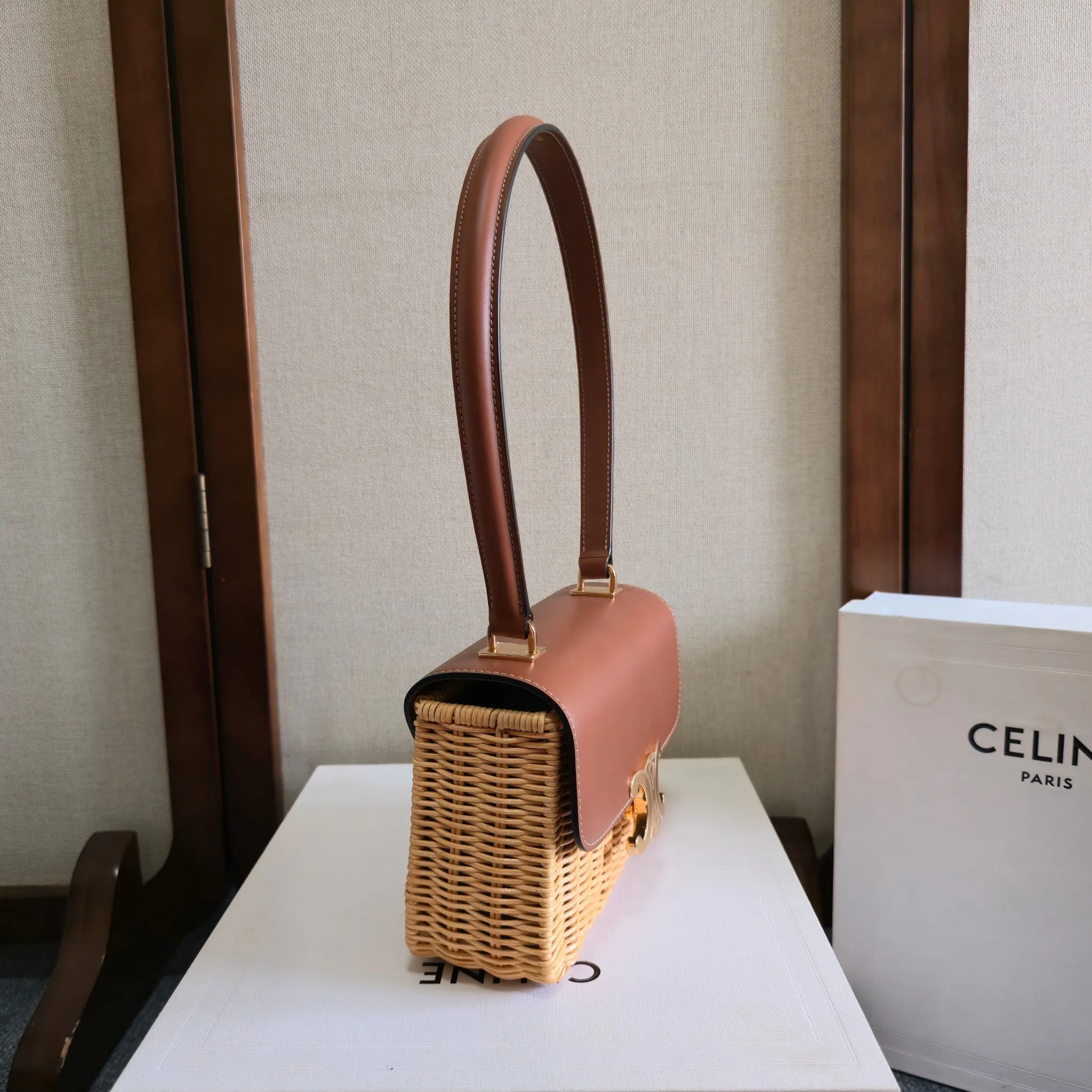 CELINE25|TEEN GARANCE编织藤编手袋- 🆕🆕🆕 极致丝滑✨新品GARANCE CELINE的黄金60年代,一定要拥有的漆皮手袋🎩 -恰到好处的精致感,纯粹又优雅 -精致黑金~神秘又迷人,搭配秋冬色系高级感爆棚💯 -全新设计手挽肩带~相较传统腋下包更舒适、更加挺括有型🆙 看过秀的姐妹~应该都会被迷倒吧🤩 藤编,羊皮革衬里,肩背和手提,TRIOMPHE金属锁扣,3个内侧隔层,1个内侧拉链口袋,1个内侧扁平口袋,皮革提手长24cm 18.5x13x6cm:18.5x13x6cm 编号:118053