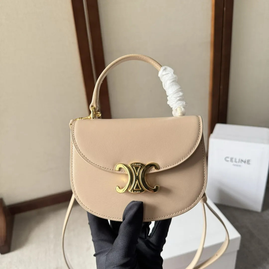 （CL家）早春新品 Mini Besace凯旋门包 LISA同款🎁凯旋门黑金⚫️mini马鞍包 纯黑皮质搭配经典凯旋门锁扣 ◾️复古精致 时髦百搭 ◾️打破方形设计圆弧形底部和翻盖更显年轻化又俏皮又可爱看一眼就会爱上的款～ ◾️多种背法～单肩斜挎手提～可放折叠📱 ◾️小牛皮+羊皮内里+全钢凯旋门金属扣 型号：101063 尺寸：15.5X11.5X5CM