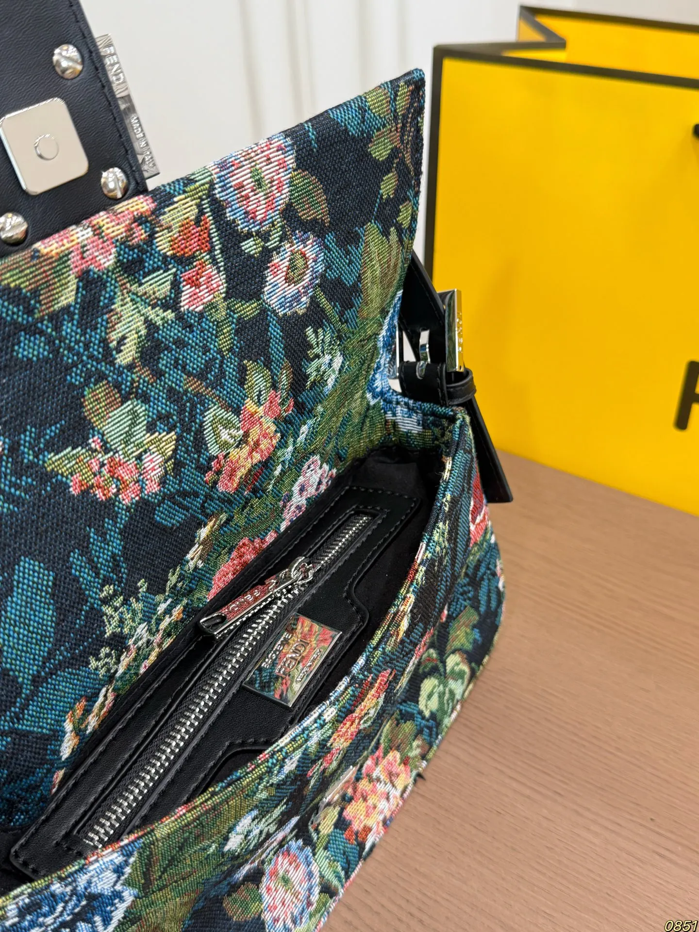 ¥145折叠盒 芬迪FENDI 法棍腋下包 配长肩带,手提腋下皆可 一眼就爱上了,真的好高级 尺寸26 14