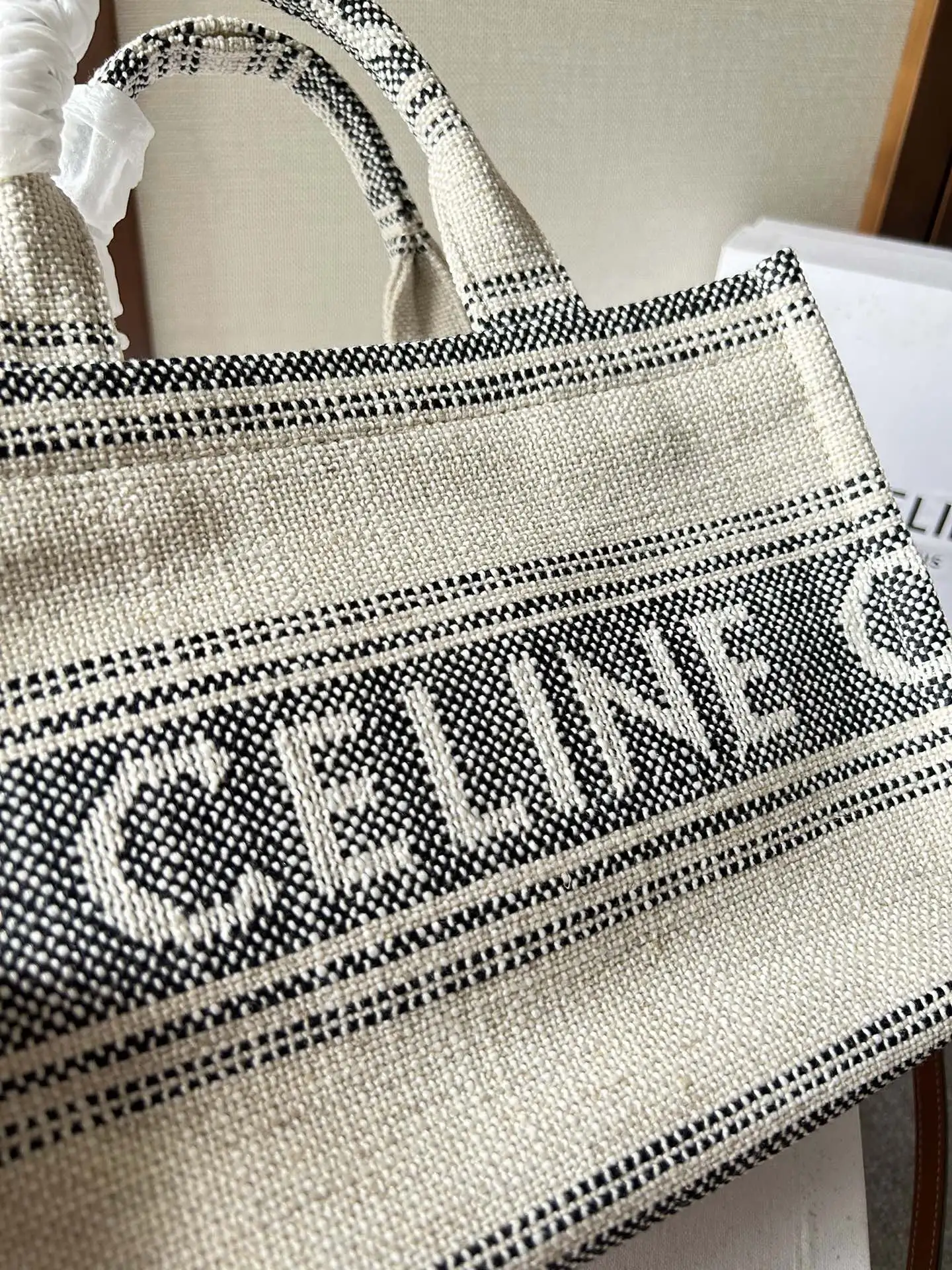 新品上线🅰️🅰️ CABAS THAIS 小号Celine 提花条纹织布 🉑️手拎包/🉑️肩背包/🉑️斜挎包! 这款包是季节限定最新推出的托特. 采用织物面料 相对于皮革跟草编 织物更加耐用 舒适,🧲包袋配有棕色可调节牛皮革肩带 ,日常出勤 上班都非常实用 容量感人. 搭配上: 百搭 舒适款,通勤上班 休闲随性风 容量: 容量不用质疑 妥妥滴👍🏻 款号:199162 尺寸:26x19x13