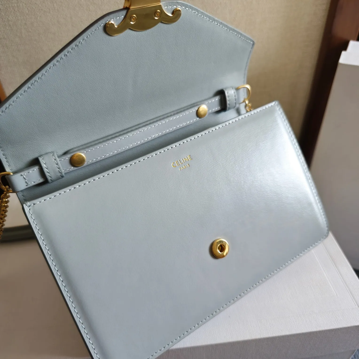 CELIN* CUIR TRIOMPHE标志印花牛皮革WOC 全新链条老花牛皮革信封包 💌 搭配复古凯旋门全钢金属按扣 拥有卡槽的woc超级实用 毫无压力的链条设计 完全满足日常搭配 💛满满复古的情怀 柔和简单的包型设计 氛围感十足 关于容量:车钥匙,卡片,纸巾,粉饼,手机,你能想到的它通通可以一一装进去✔️ 尺寸:19.5×4.5×12.5 型号:101033