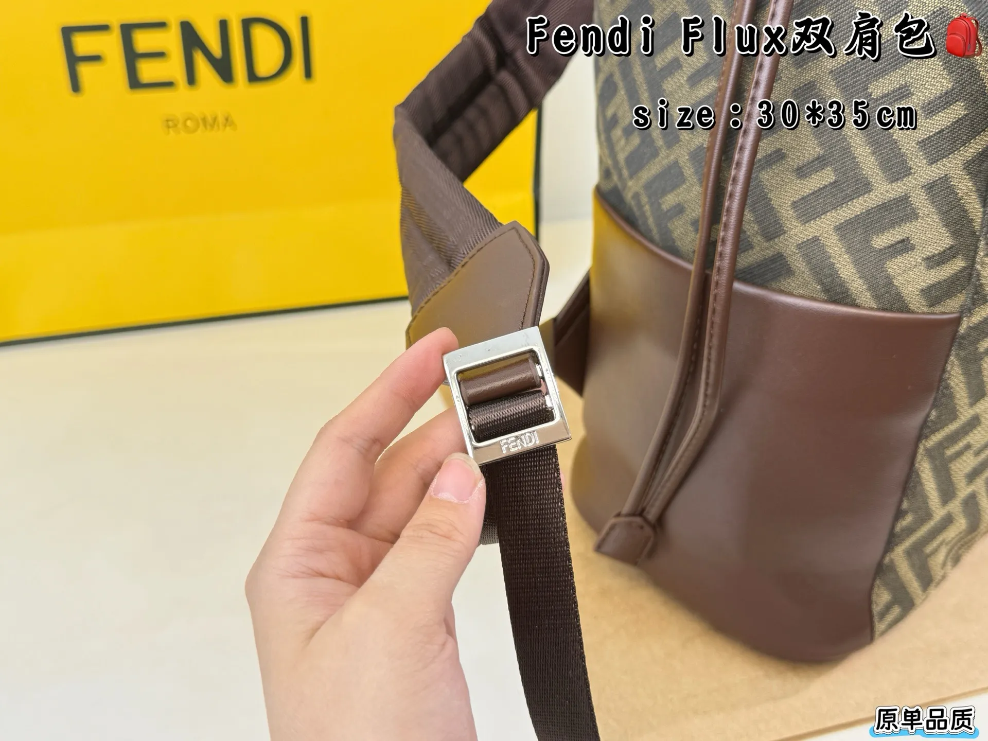 (无盒⚠️)p225 FENDI Flux双肩包,黑色皮革+FF印花织物拼接,简约又有辦识度!金属扣件+抽绳设计,安全又时髦艹。容量适中,通勤、短途出行都OK,内部空间超能装,日常物品轻松收纳。肩带可调节,背起来很舒服,都市型格必备,实用又百搭! 尺寸 30 35cm