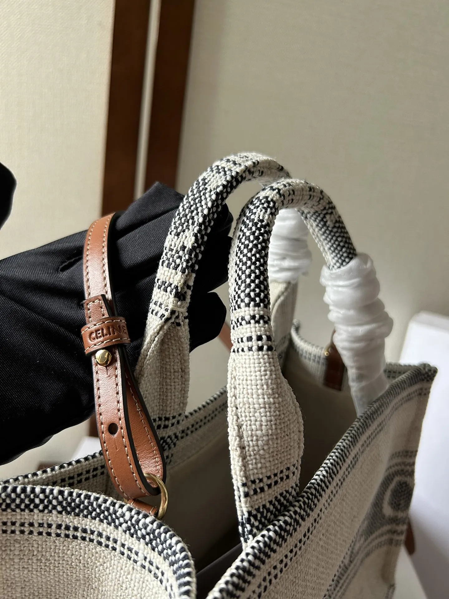 新品上线🅰️🅰️ CABAS THAIS 小号Celine 提花条纹织布 🉑️手拎包/🉑️肩背包/🉑️斜挎包! 这款包是季节限定最新推出的托特. 采用织物面料 相对于皮革跟草编 织物更加耐用 舒适,🧲包袋配有棕色可调节牛皮革肩带 ,日常出勤 上班都非常实用 容量感人. 搭配上: 百搭 舒适款,通勤上班 休闲随性风 容量: 容量不用质疑 妥妥滴👍🏻 款号:199162 尺寸:26x19x13