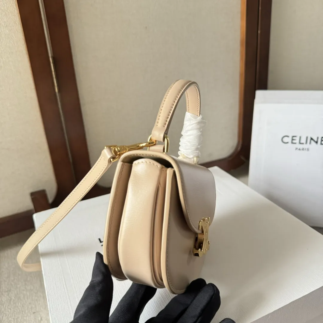(CL家)早春新品 Mini Besace凯旋门包 LISA同款🎁凯旋门黑金⚫️mini马鞍包 纯黑皮质搭配经典凯旋门锁扣 ◾️复古精致 时髦百搭 ◾️打破方形设计圆弧形底部和翻盖更显年轻化又俏皮又可爱看一眼就会爱上的款~ ◾️多种背法~单肩斜挎手提~可放折叠📱 ◾️小牛皮+羊皮内里+全钢凯旋门金属扣 型号:101063 尺寸:15.5X11.5X5CM