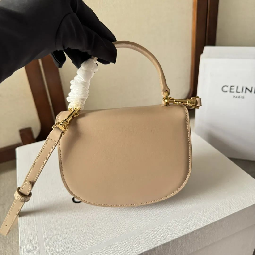 (CL家)早春新品 Mini Besace凯旋门包 LISA同款🎁凯旋门黑金⚫️mini马鞍包 纯黑皮质搭配经典凯旋门锁扣 ◾️复古精致 时髦百搭 ◾️打破方形设计圆弧形底部和翻盖更显年轻化又俏皮又可爱看一眼就会爱上的款~ ◾️多种背法~单肩斜挎手提~可放折叠📱 ◾️小牛皮+羊皮内里+全钢凯旋门金属扣 型号:101063 尺寸:15.5X11.5X5CM