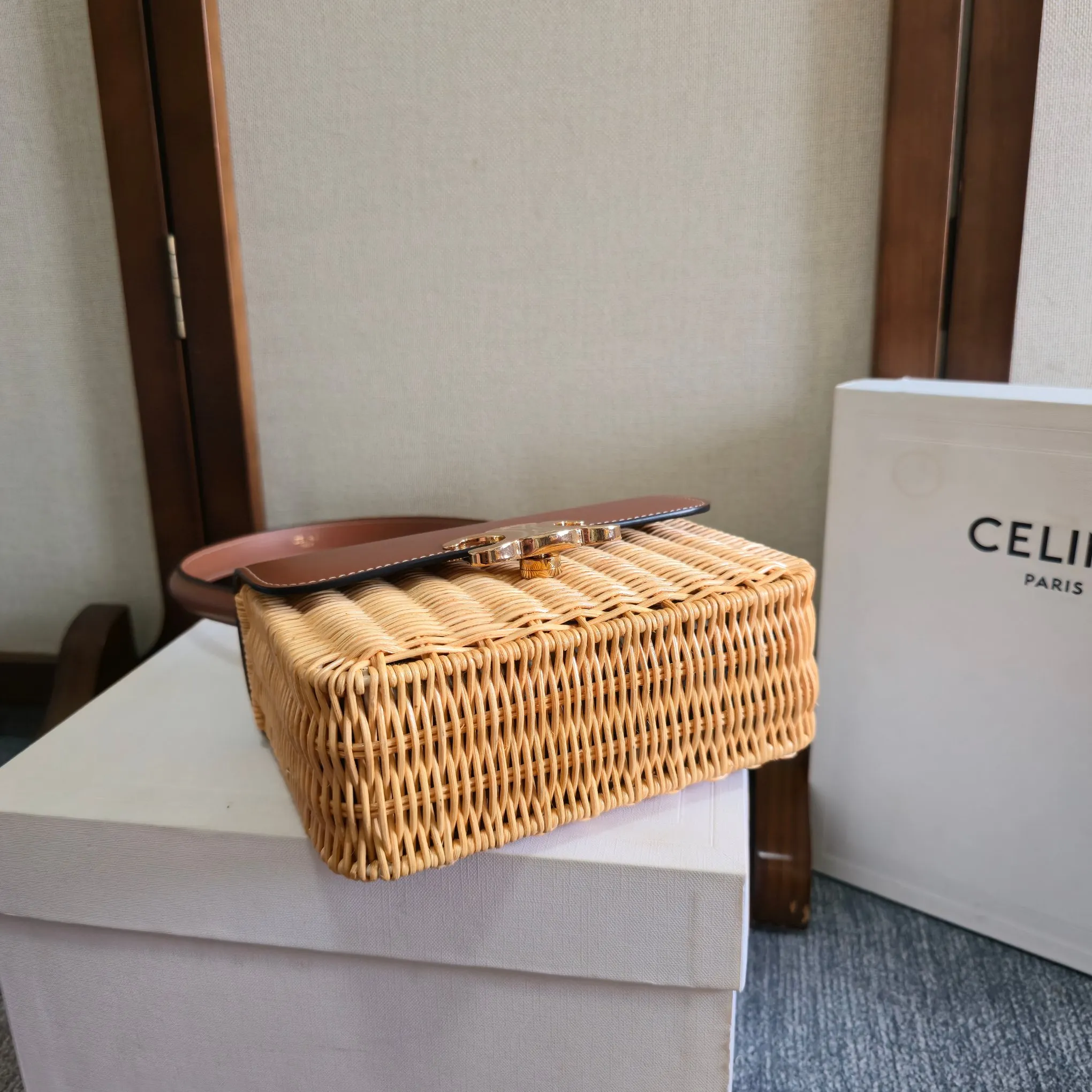 CELINE25｜TEEN GARANCE编织藤编手袋- 🆕🆕🆕 极致丝滑✨新品GARANCE CELINE的黄金60年代，一定要拥有的漆皮手袋🎩 -恰到好处的精致感，纯粹又优雅 -精致黑金～神秘又迷人，搭配秋冬色系高级感爆棚💯 -全新设计手挽肩带～相较传统腋下包更舒适、更加挺括有型🆙 看过秀的姐妹～应该都会被迷倒吧🤩 藤编，羊皮革衬里，肩背和手提，TRIOMPHE金属锁扣，3个内侧隔层，1个内侧拉链口袋，1个内侧扁平口袋，皮革提手长24cm 18.5x13x6cm：18.5x13x6cm 编号：118053