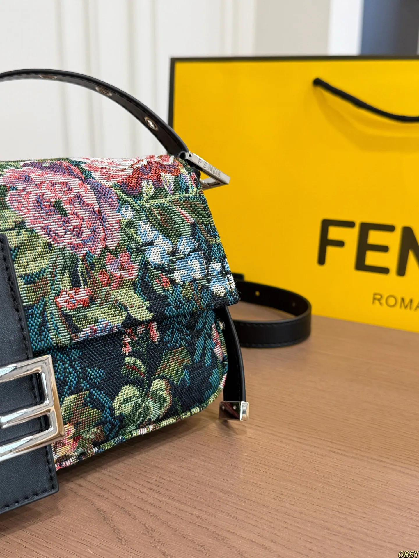 ¥145折叠盒 芬迪FENDI 法棍腋下包 配长肩带,手提腋下皆可 一眼就爱上了,真的好高级 尺寸26 14