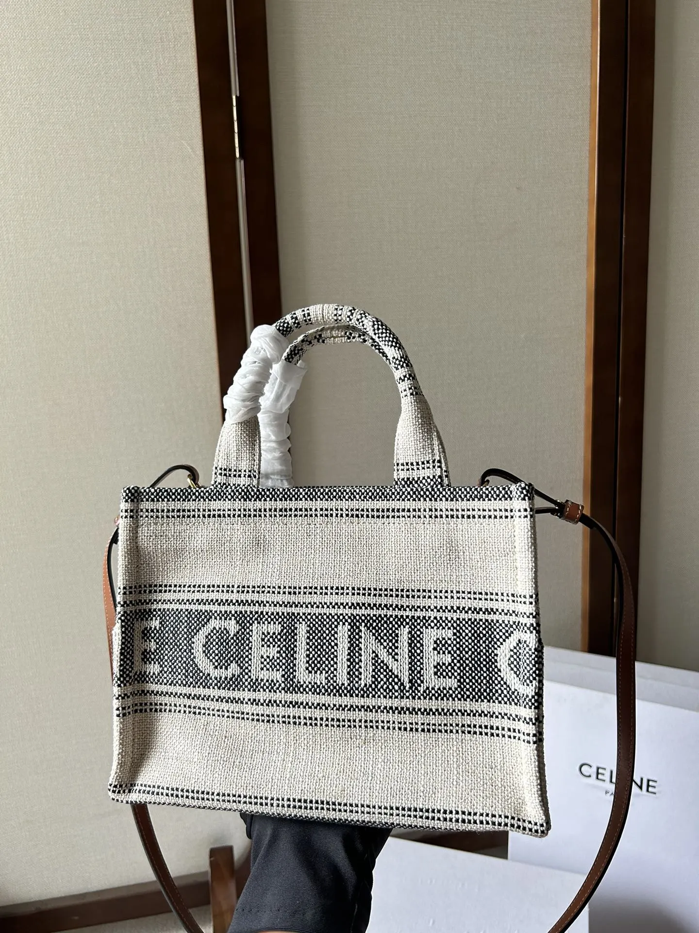新品上线🅰️🅰️ CABAS THAIS 小号Celine 提花条纹织布 🉑️手拎包/🉑️肩背包/🉑️斜挎包！ 这款包是季节限定最新推出的托特. 采用织物面料 相对于皮革跟草编 织物更加耐用 舒适，🧲包袋配有棕色可调节牛皮革肩带 ，日常出勤 上班都非常实用 容量感人. 搭配上： 百搭 舒适款，通勤上班 休闲随性风 容量： 容量不用质疑 妥妥滴👍🏻 款号：199162 尺寸：26x19x13