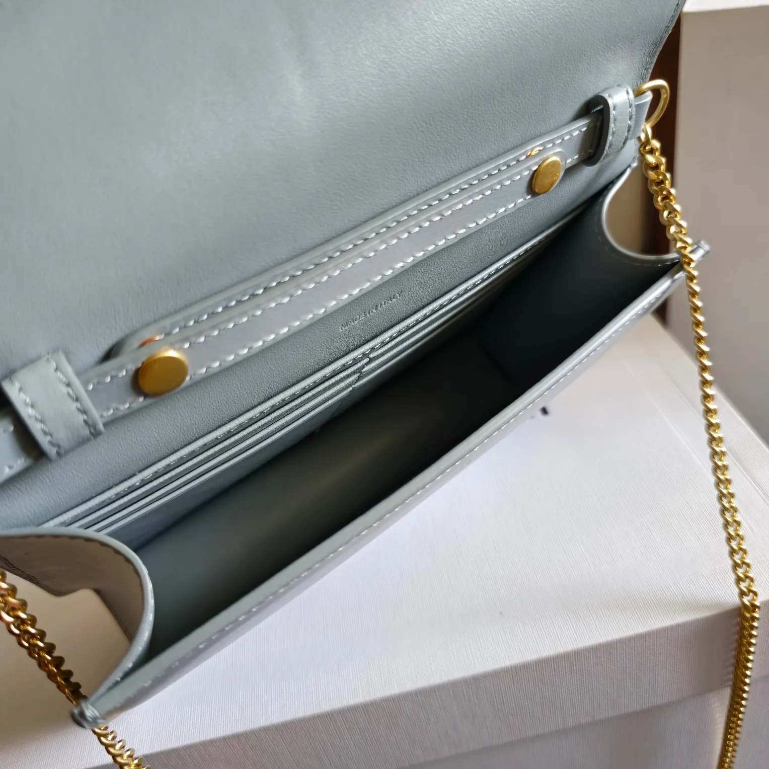 CELIN* CUIR TRIOMPHE标志印花牛皮革WOC 全新链条老花牛皮革信封包 💌 搭配复古凯旋门全钢金属按扣 拥有卡槽的woc超级实用 毫无压力的链条设计 完全满足日常搭配 💛满满复古的情怀 柔和简单的包型设计 氛围感十足 关于容量:车钥匙,卡片,纸巾,粉饼,手机,你能想到的它通通可以一一装进去✔️ 尺寸:19.5×4.5×12.5 型号:101033