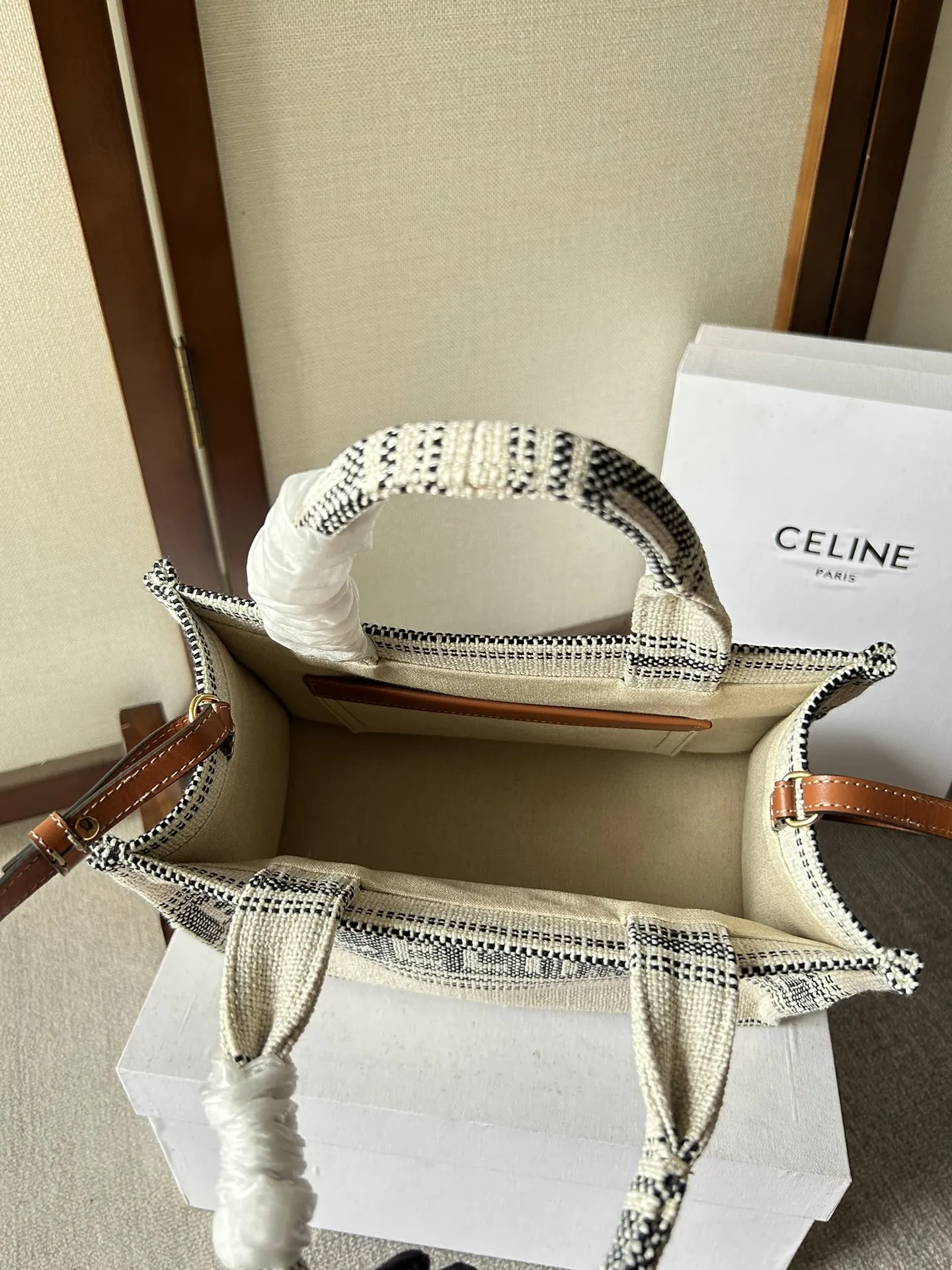 新品上线🅰️🅰️ CABAS THAIS 小号Celine 提花条纹织布 🉑️手拎包/🉑️肩背包/🉑️斜挎包! 这款包是季节限定最新推出的托特. 采用织物面料 相对于皮革跟草编 织物更加耐用 舒适,🧲包袋配有棕色可调节牛皮革肩带 ,日常出勤 上班都非常实用 容量感人. 搭配上: 百搭 舒适款,通勤上班 休闲随性风 容量: 容量不用质疑 妥妥滴👍🏻 款号:199162 尺寸:26x19x13