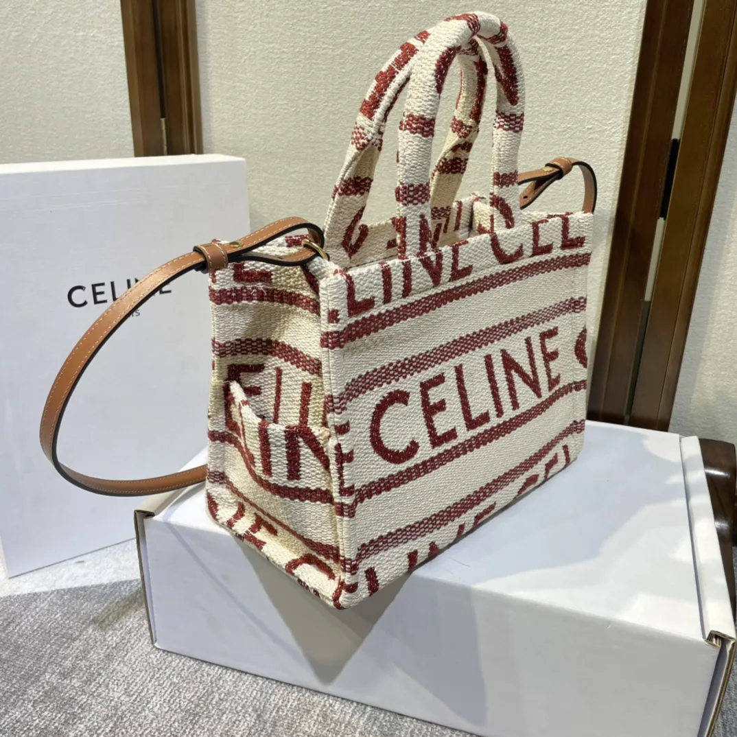 CELINE秋季新款｜CABAS THAIS小号TRIOMPHE织物牛皮革手袋 新款超温柔凯旋门黑色织物拼牛皮小托特 之前的一直都是大号托特体积较大 新款的小号托特29x16x13cm对小个子女生不要太友好[爱心] 同时又有肩带可以斜挎 兼具实用性与美观性 29x16x13cm：29x16x13cm 肩带：44cm 型号：199162