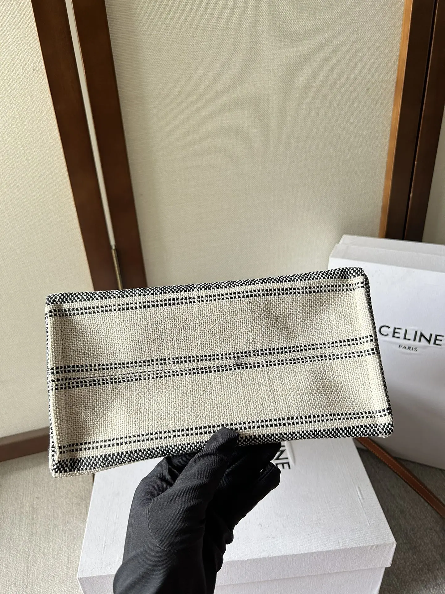 新品上线🅰️🅰️ CABAS THAIS 小号Celine 提花条纹织布 🉑️手拎包/🉑️肩背包/🉑️斜挎包！ 这款包是季节限定最新推出的托特. 采用织物面料 相对于皮革跟草编 织物更加耐用 舒适，🧲包袋配有棕色可调节牛皮革肩带 ，日常出勤 上班都非常实用 容量感人. 搭配上： 百搭 舒适款，通勤上班 休闲随性风 容量： 容量不用质疑 妥妥滴👍🏻 款号：199162 尺寸：26x19x13