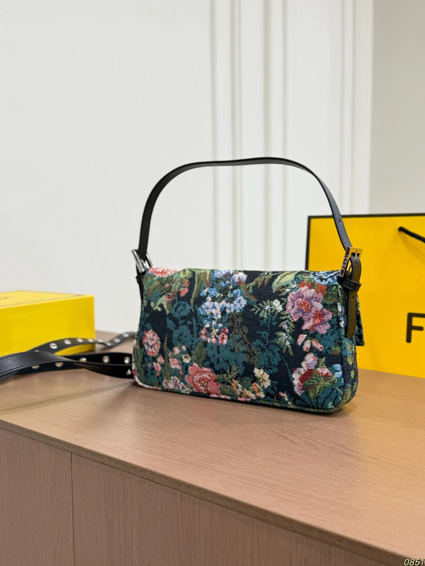 &yen;145折叠盒 芬迪FENDI 法棍腋下包 配长肩带，手提腋下皆可 一眼就爱上了，真的好高级 尺寸26 14