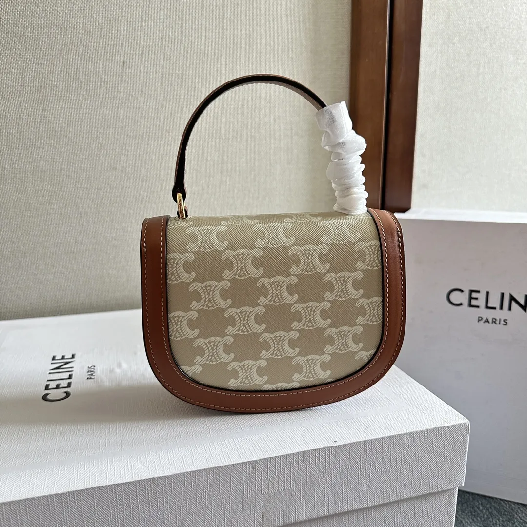 （CL家）早春新品 Mini Besace凯旋门包 LISA同款🎁凯旋门黑金⚫️mini马鞍包 纯黑皮质搭配经典凯旋门锁扣 ◾️复古精致 时髦百搭 ◾️打破方形设计圆弧形底部和翻盖更显年轻化又俏皮又可爱看一眼就会爱上的款～ ◾️多种背法～单肩斜挎手提～可放折叠📱 ◾️小牛皮+羊皮内里+全钢凯旋门金属扣 型号：101063 尺寸：15.5X11.5X5CM