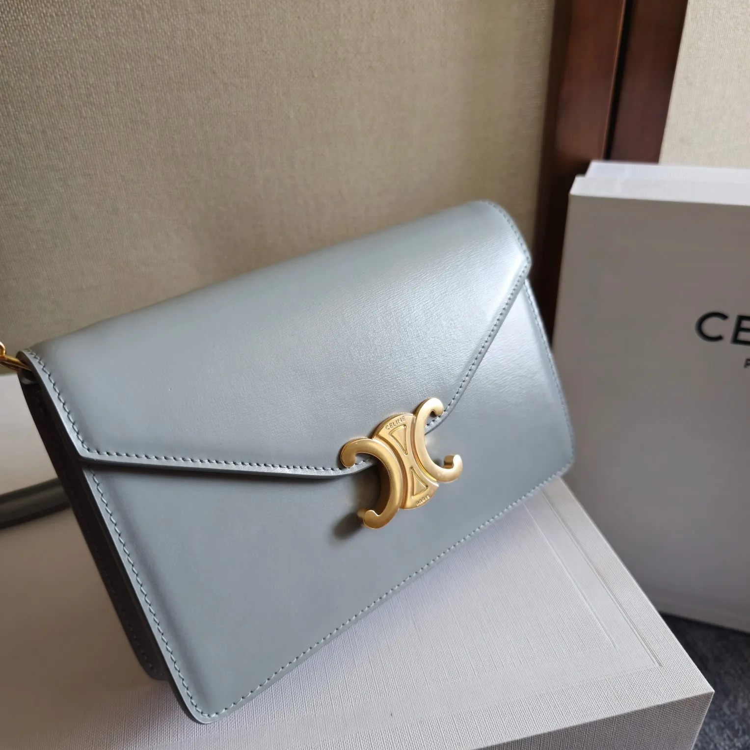 CELIN* CUIR TRIOMPHE标志印花牛皮革WOC 全新链条老花牛皮革信封包 💌 搭配复古凯旋门全钢金属按扣 拥有卡槽的woc超级实用 毫无压力的链条设计 完全满足日常搭配 💛满满复古的情怀 柔和简单的包型设计 氛围感十足 关于容量：车钥匙，卡片，纸巾，粉饼，手机，你能想到的它通通可以一一装进去✔️ 尺寸：19.5&times;4.5&times;12.5 型号：101033