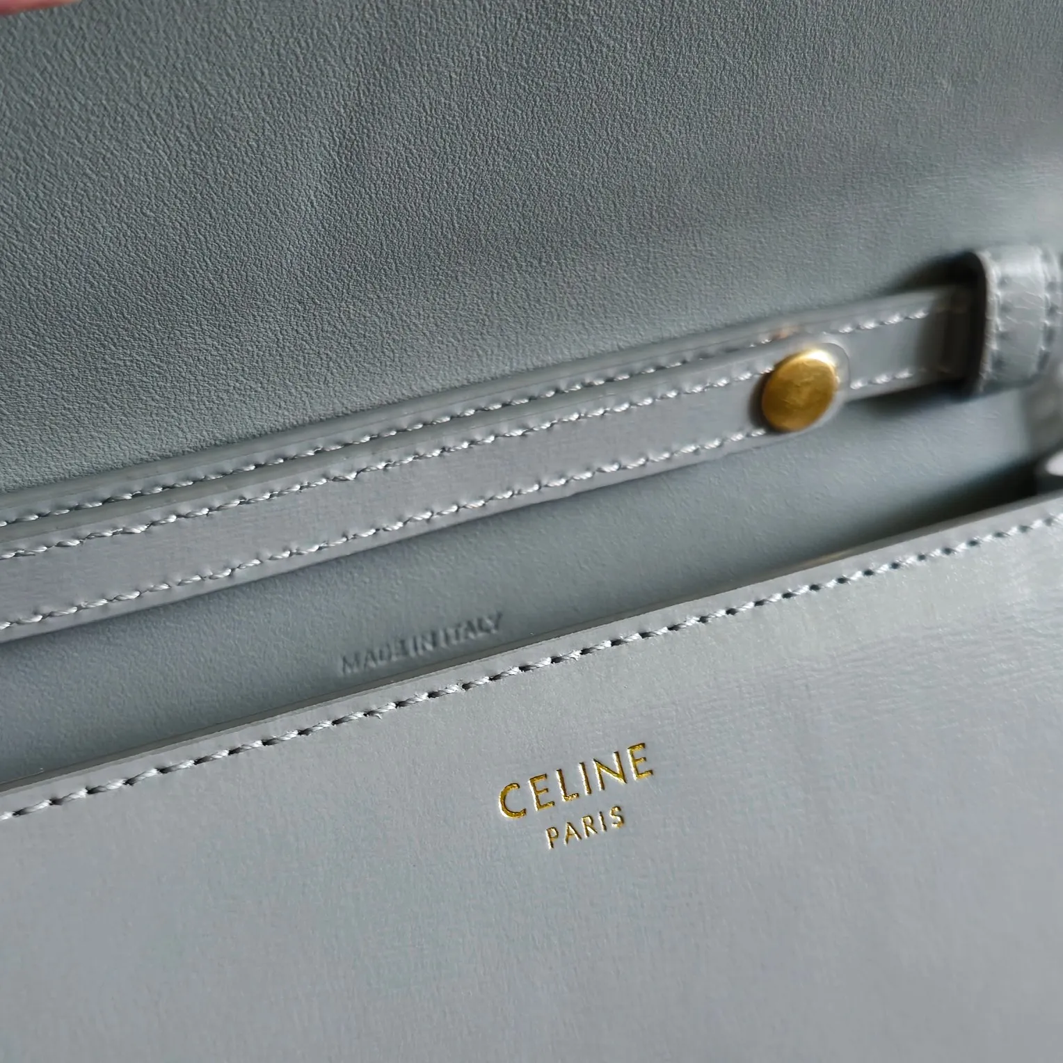 CELIN* CUIR TRIOMPHE标志印花牛皮革WOC 全新链条老花牛皮革信封包 💌 搭配复古凯旋门全钢金属按扣 拥有卡槽的woc超级实用 毫无压力的链条设计 完全满足日常搭配 💛满满复古的情怀 柔和简单的包型设计 氛围感十足 关于容量：车钥匙，卡片，纸巾，粉饼，手机，你能想到的它通通可以一一装进去✔️ 尺寸：19.5&times;4.5&times;12.5 型号：101033
