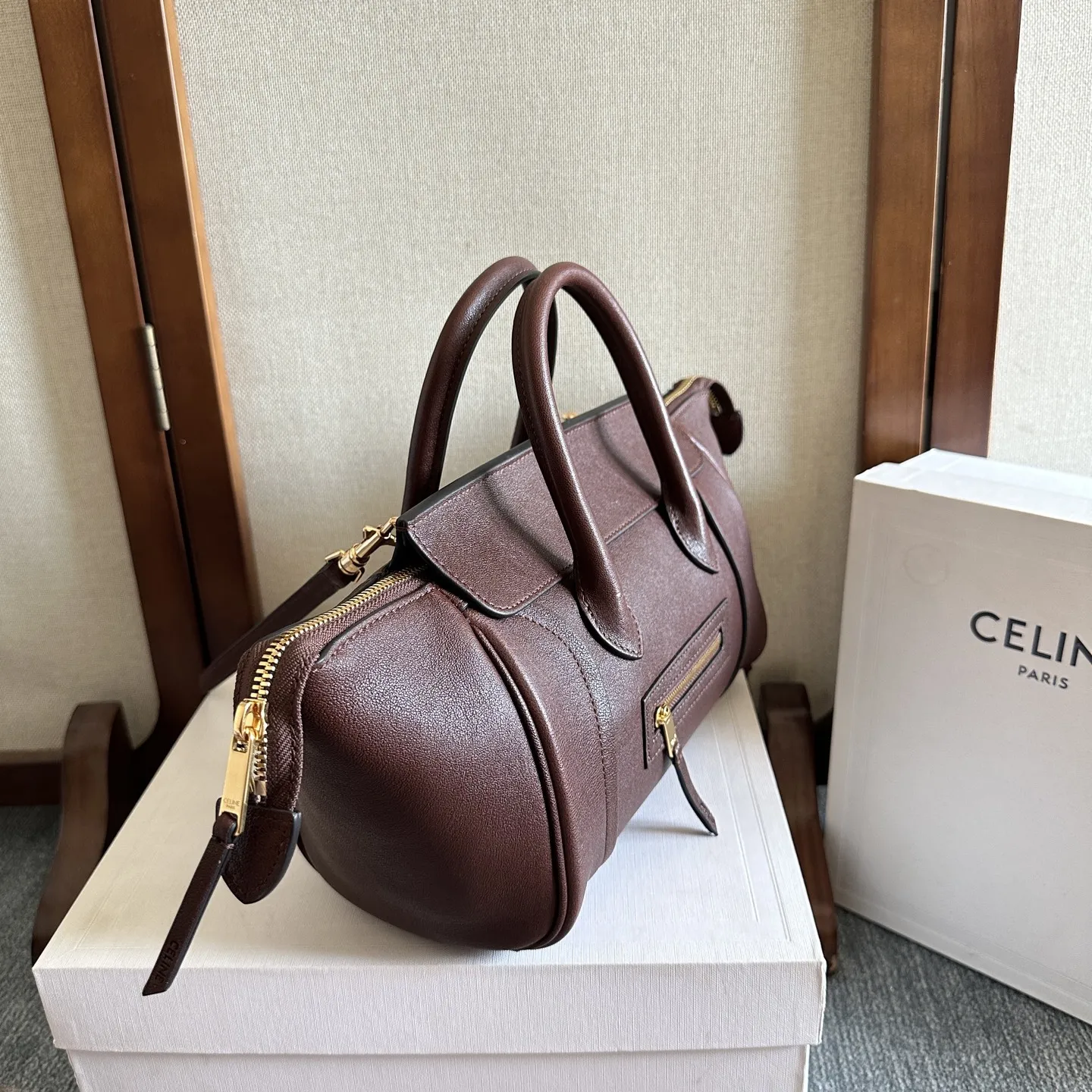 新品上线26春季系列全新笑脸包 CE笑脸包焕新回归! CE PRINTEMPS 2026春季系列! NEW LAGE 记忆中的经典，焕新登场! 轻盈的材质，摩登的线条 依旧是那个辨识度拉满的It Bag! 尽显简约利落的摩登气质。新任创意总监Michael Rider惊喜回 归，柔滑细腻且富有光泽的皮革，背缝工艺和滚边设计塑造出柔 和圆润的横版轮廓，侧面拉链设计呈现独特的微笑弧度，巧妙呼 应这一美名。通过现代廓形重释经典设计，整体更加轻便百 搭，呈现优雅又随性的风格! 款号: 124213 36.5x12x19cm:袋口36.5x12x19cm