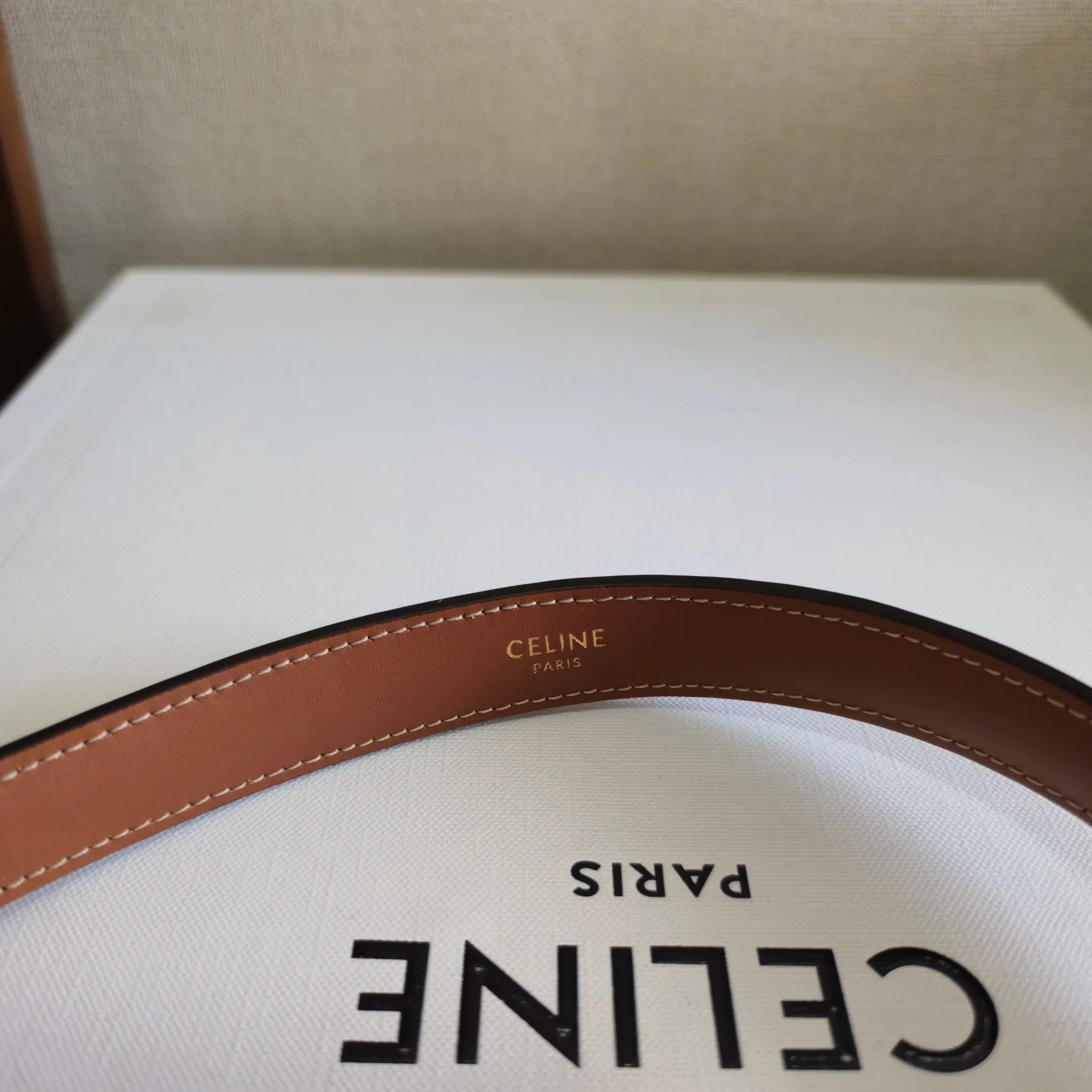 CELINE25｜TEEN GARANCE编织藤编手袋- 🆕🆕🆕 极致丝滑✨新品GARANCE CELINE的黄金60年代，一定要拥有的漆皮手袋🎩 -恰到好处的精致感，纯粹又优雅 -精致黑金～神秘又迷人，搭配秋冬色系高级感爆棚💯 -全新设计手挽肩带～相较传统腋下包更舒适、更加挺括有型🆙 看过秀的姐妹～应该都会被迷倒吧🤩 藤编，羊皮革衬里，肩背和手提，TRIOMPHE金属锁扣，3个内侧隔层，1个内侧拉链口袋，1个内侧扁平口袋，皮革提手长24cm 18.5x13x6cm：18.5x13x6cm 编号：118053