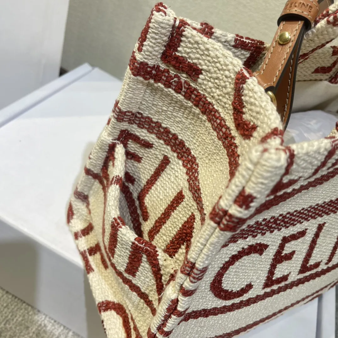 CELINE秋季新款｜CABAS THAIS小号TRIOMPHE织物牛皮革手袋 新款超温柔凯旋门黑色织物拼牛皮小托特 之前的一直都是大号托特体积较大 新款的小号托特29x16x13cm对小个子女生不要太友好[爱心] 同时又有肩带可以斜挎 兼具实用性与美观性 29x16x13cm：29x16x13cm 肩带：44cm 型号：199162