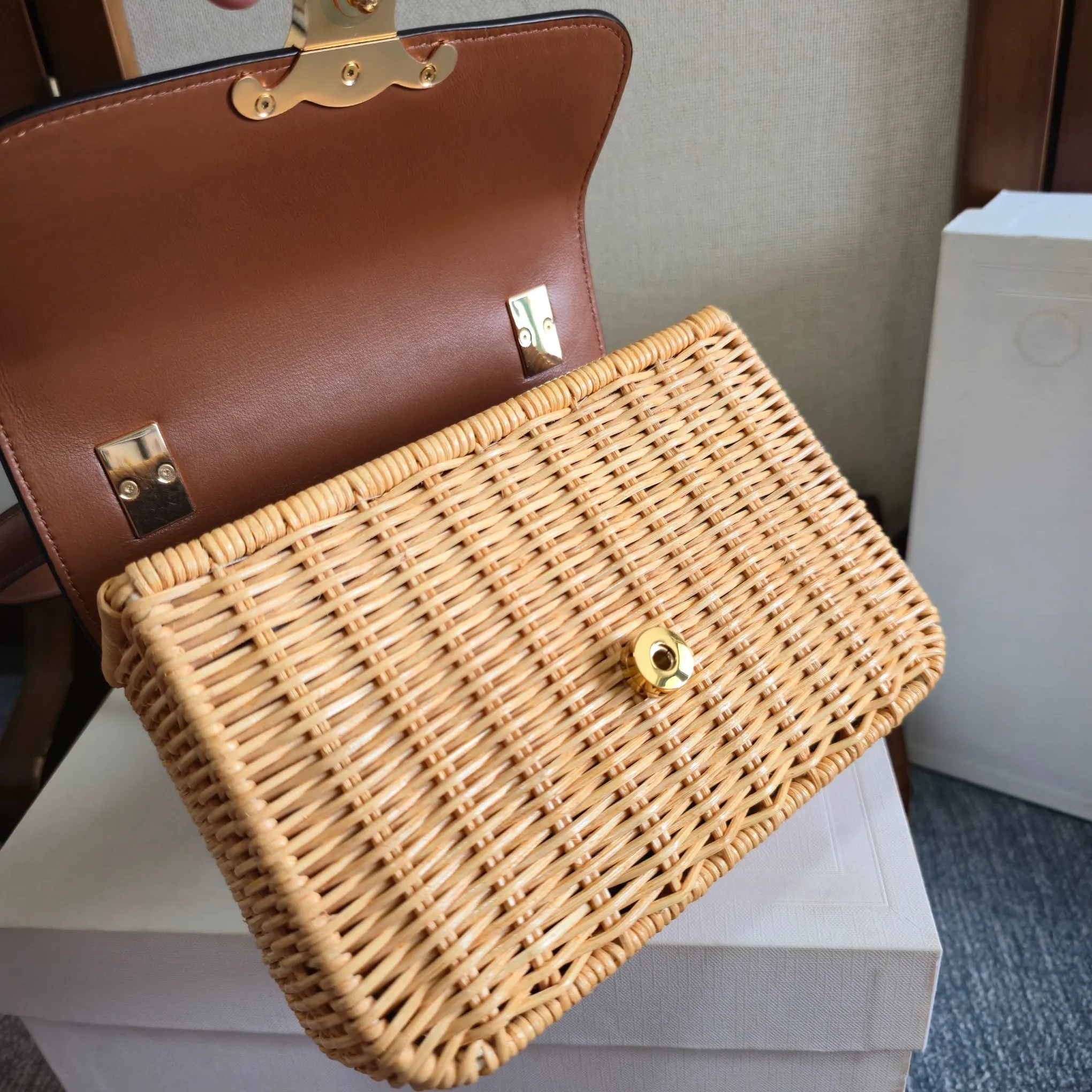 CELINE25｜TEEN GARANCE编织藤编手袋- 🆕🆕🆕 极致丝滑✨新品GARANCE CELINE的黄金60年代，一定要拥有的漆皮手袋🎩 -恰到好处的精致感，纯粹又优雅 -精致黑金～神秘又迷人，搭配秋冬色系高级感爆棚💯 -全新设计手挽肩带～相较传统腋下包更舒适、更加挺括有型🆙 看过秀的姐妹～应该都会被迷倒吧🤩 藤编，羊皮革衬里，肩背和手提，TRIOMPHE金属锁扣，3个内侧隔层，1个内侧拉链口袋，1个内侧扁平口袋，皮革提手长24cm 18.5x13x6cm：18.5x13x6cm 编号：118053