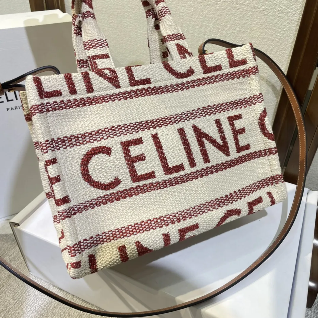 CELINE秋季新款｜CABAS THAIS小号TRIOMPHE织物牛皮革手袋 新款超温柔凯旋门黑色织物拼牛皮小托特 之前的一直都是大号托特体积较大 新款的小号托特29x16x13cm对小个子女生不要太友好[爱心] 同时又有肩带可以斜挎 兼具实用性与美观性 29x16x13cm：29x16x13cm 肩带：44cm 型号：199162