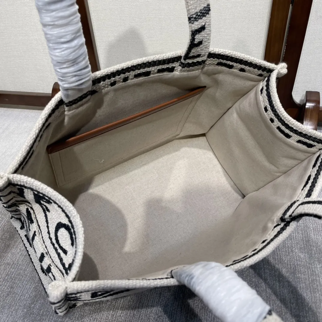 （CL家)新品 CABAS THAIS ｜新推出秋季大号托特 毛巾面料、大间缝隙、柔软织物的材料！营造出度假⛱️氛围，特别亮眼！好看又方便 容量：容量杠杠哒！上班族，宝妈，日常出门不用担心东西多放不下啦！搭配：百搭单品，还可做点缀搭配 秋季出行旅游强烈推荐！肩背或手提都不赖哦！型号: 196762 尺寸：41 X 28 X 17cm