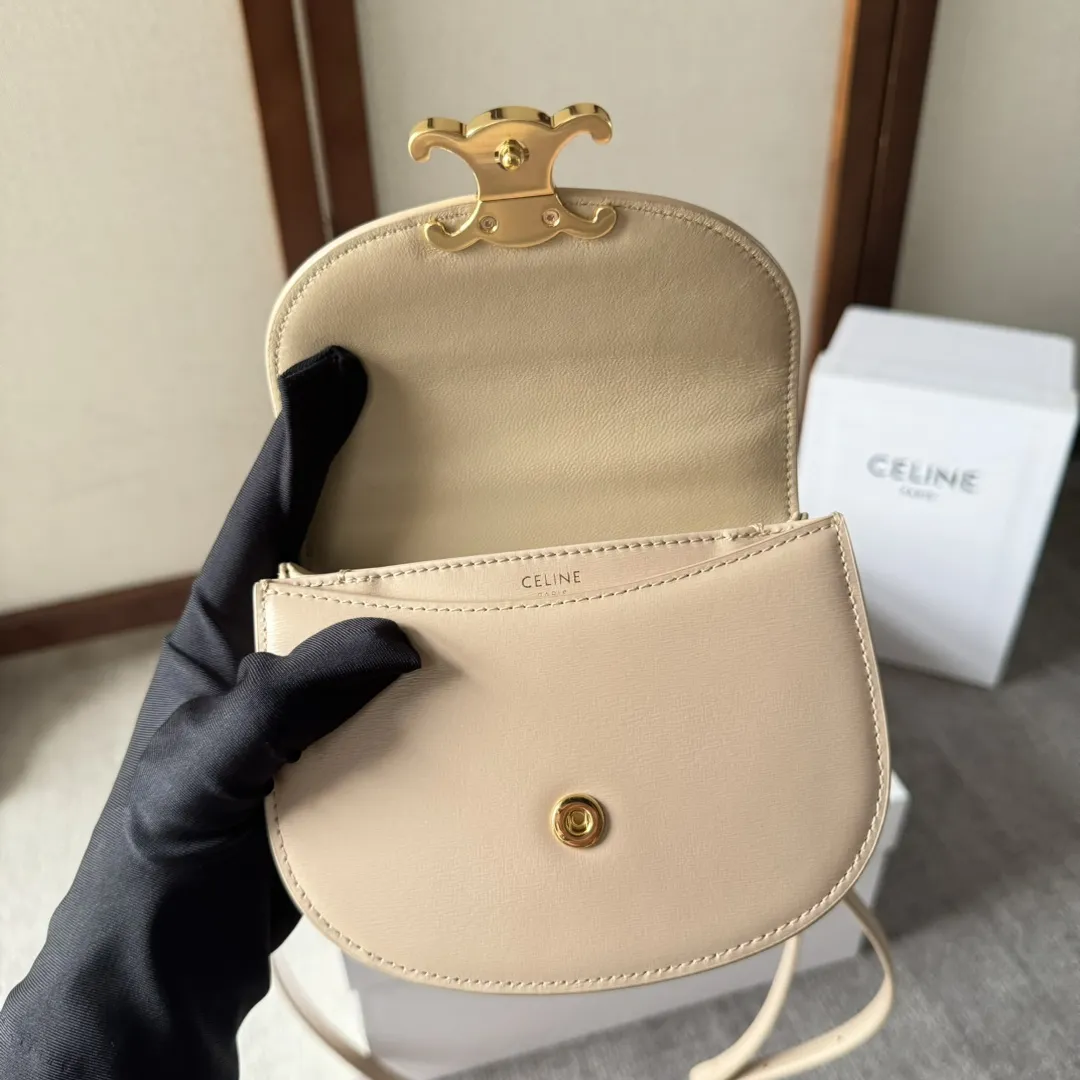 （CL家）早春新品 Mini Besace凯旋门包 LISA同款🎁凯旋门黑金⚫️mini马鞍包 纯黑皮质搭配经典凯旋门锁扣 ◾️复古精致 时髦百搭 ◾️打破方形设计圆弧形底部和翻盖更显年轻化又俏皮又可爱看一眼就会爱上的款～ ◾️多种背法～单肩斜挎手提～可放折叠📱 ◾️小牛皮+羊皮内里+全钢凯旋门金属扣 型号：101063 尺寸：15.5X11.5X5CM