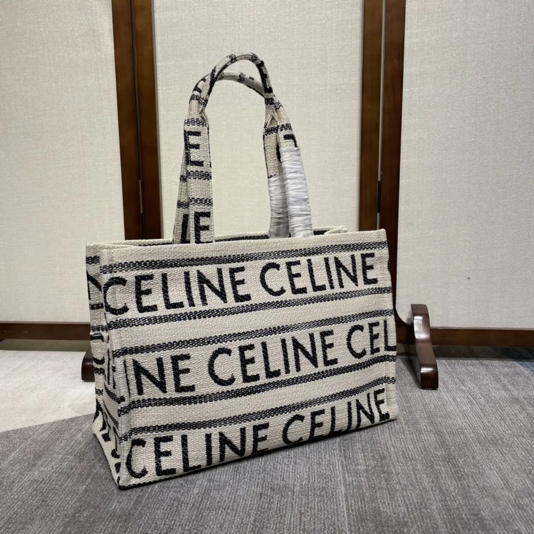 （CL家)新品 CABAS THAIS ｜新推出秋季大号托特 毛巾面料、大间缝隙、柔软织物的材料！营造出度假⛱️氛围，特别亮眼！好看又方便 容量：容量杠杠哒！上班族，宝妈，日常出门不用担心东西多放不下啦！搭配：百搭单品，还可做点缀搭配 秋季出行旅游强烈推荐！肩背或手提都不赖哦！型号: 196762 尺寸：41 X 28 X 17cm