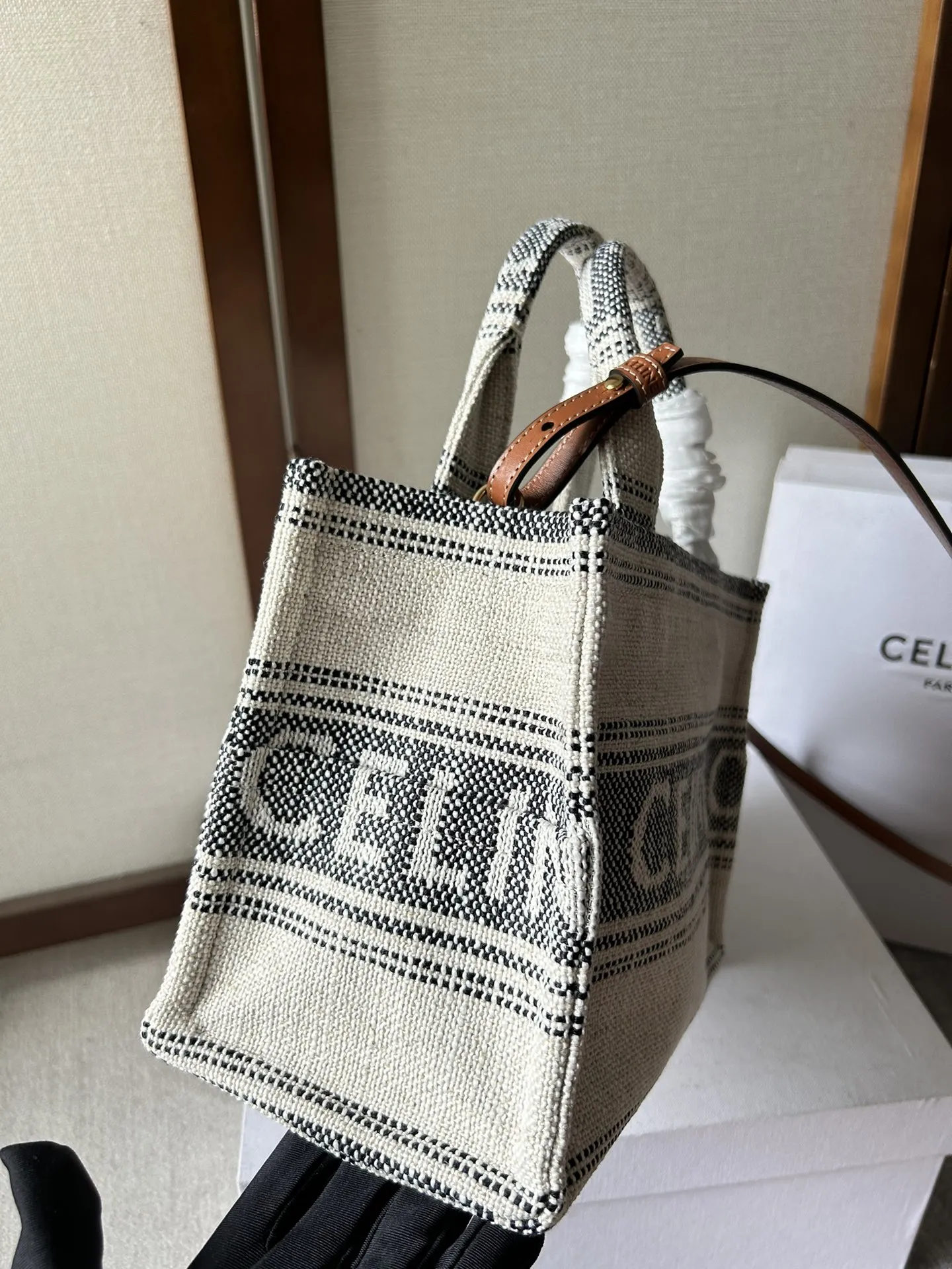 新品上线🅰️🅰️ CABAS THAIS 小号Celine 提花条纹织布 🉑️手拎包/🉑️肩背包/🉑️斜挎包! 这款包是季节限定最新推出的托特. 采用织物面料 相对于皮革跟草编 织物更加耐用 舒适,🧲包袋配有棕色可调节牛皮革肩带 ,日常出勤 上班都非常实用 容量感人. 搭配上: 百搭 舒适款,通勤上班 休闲随性风 容量: 容量不用质疑 妥妥滴👍🏻 款号:199162 尺寸:26x19x13