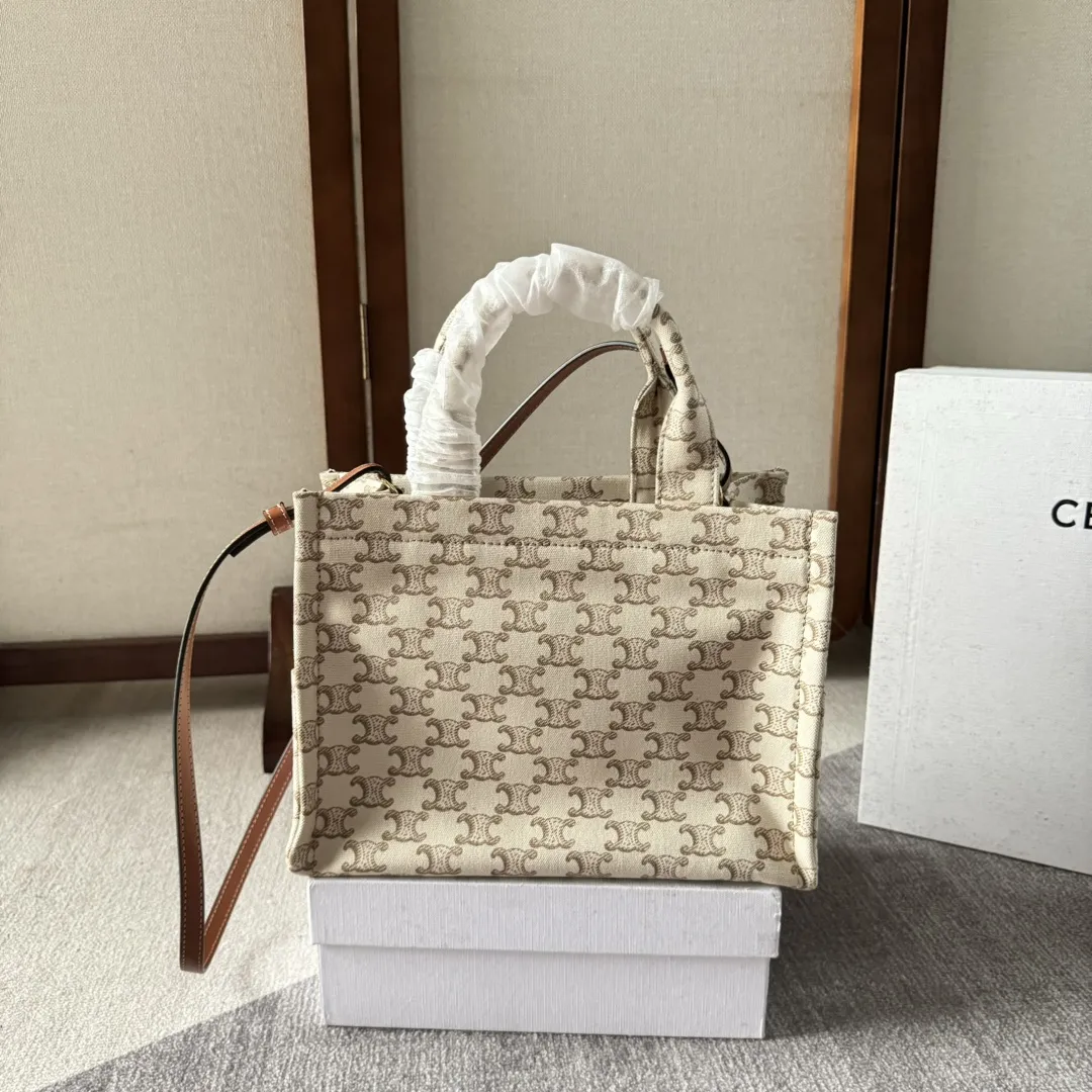 新品上线🅰️🅰️ CE新品织物托特～科技感logo印花，低调高级！柔软织物的材料，增加随性洒脱的味道。🉑️手提🉑️斜挎！托特跟水桶绝对是容量上的王者，上班族或者日常出门东西多的小仙女可以选这款‼️ 搭配上：百搭气质款，通勤上班，休闲随性风，文艺小清新，森女系都很🉑️ 容量：容量不用质疑，妥妥抵👍 款号：199162 尺寸：26&times;19&times;13
