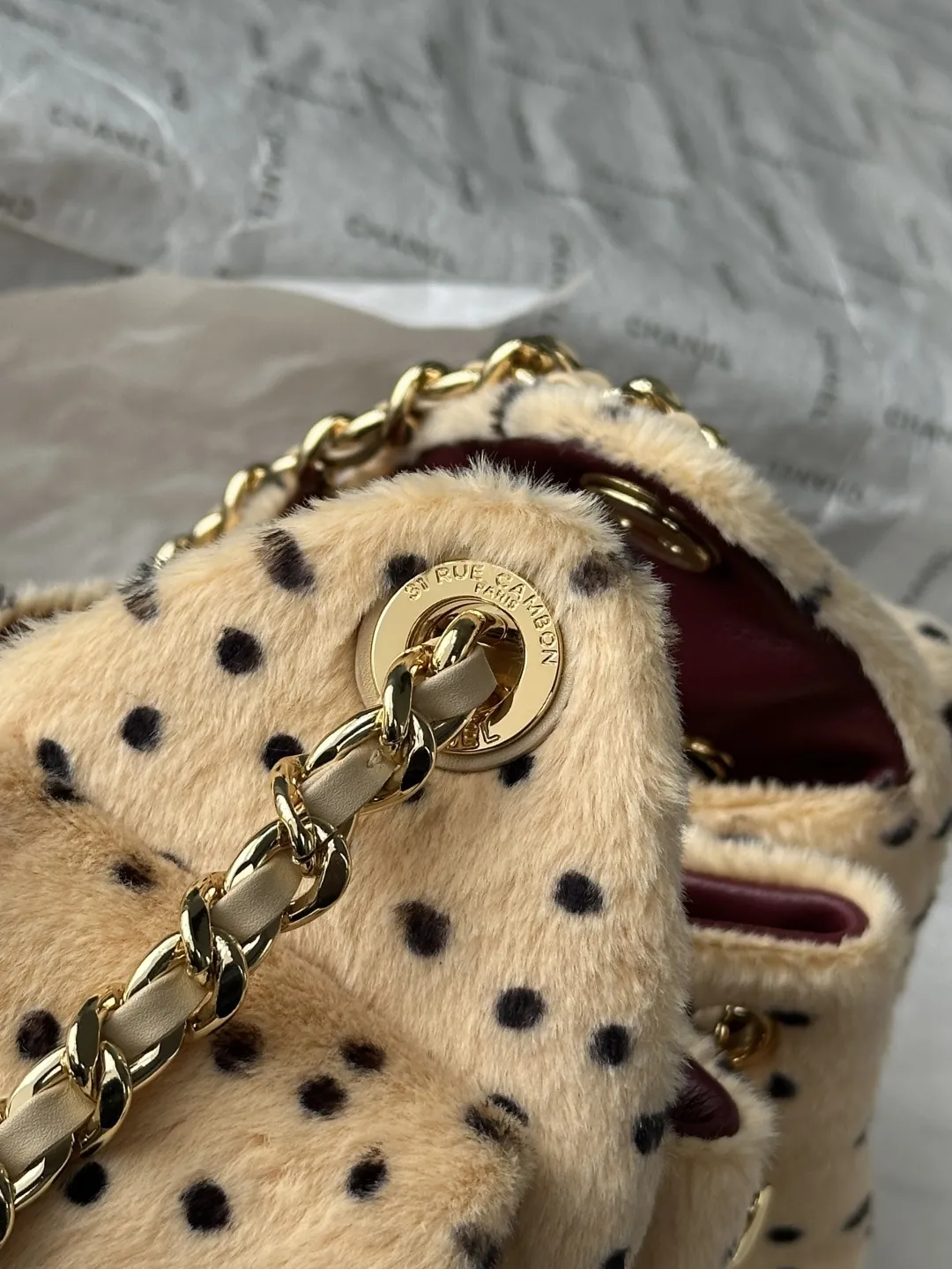现货更新!【出货配原版包装】Chanel 26高级手工坊最新款👉 AS5631# 先背为敬🥂 马修的第一个香奈儿高级手工坊系列,总算是摸到实物了,天晓得我好爱这一季的动物以及动物纹‼️ 🐆 封面那只皮毛一体又像狗又像豹的mini 25 Bag本季最爱,没有之一,我一个本身对25 Bag尤其是小号和迷你号真的都还好,没啥感觉的人(主要是觉得背也不太对头拎手上也不对头),完全无法拒绝这个毛乎乎糯叽叽的小可爱,必须拥有(想必又是一阵腥风血雨的抢… 🐕 其次喜欢的就是几乎在香奈儿难得一见的豹纹,这季把斜纹软呢织成了豹纹,不仅放到了衣服上,还有配套的豹纹CF,加上大尺寸,直接男女通吃 🦒 另外的新包相对来说比较常规,松果、苹果以及巨重无比的长颈鹿都是收藏家系列了,普通玩家欣赏即可…麂皮相机包和双C豆腐包倒有点意外喜欢,最后强行安利下那个灵缇狗子胸针,过于高贵闪耀了! size:𝟤𝟢*𝟤𝟤*𝟣𝟤.𝟧 𝖼𝗆