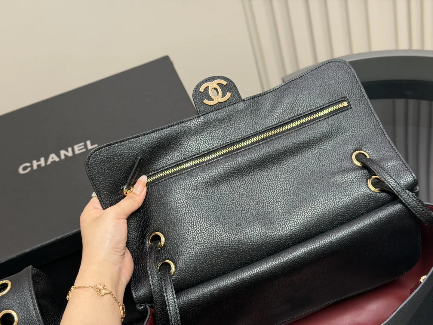 ¥320 ¥300 配盒 size:42*25cm(大号) 32*19cm(小号) 香奈儿26SGD超大CFMaxi爱了 Chanel cf机场包 上身超有feel男女轻松驾驭啦~ 想着接下来会有很多机会出去旅行 这一只扣在行李箱上应该酷呆!