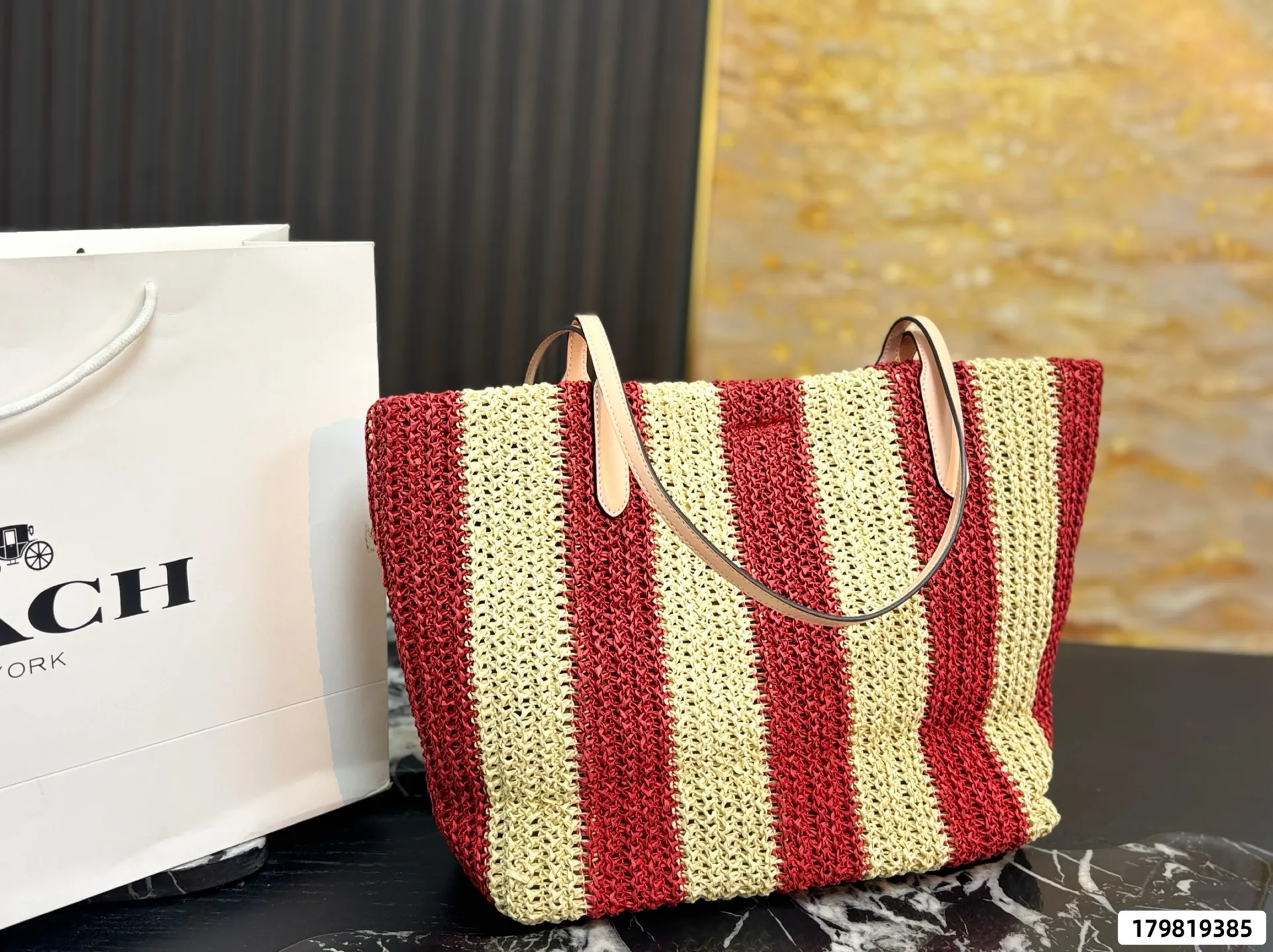 P155 配盒 蔻驰草编Coach City15草编托特包​​ 🍒Coach City15草编托特包是夏日限定，拉菲草编织+皮革手柄，轻盈又耐用！正面大&ldquo;COACH&rdquo;标志超有辨识度，酒红色调超适合度假or日常出街👜。容量大，手机、化妆品都能装，实用又时髦✨。每年夏天都有新配色，搭配草帽或凉鞋，轻松get度假风穿搭 尺寸30 29 货号87