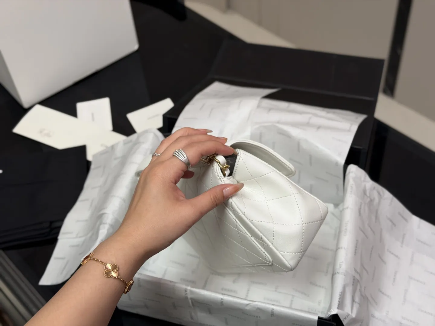 ¥185 全套包装 香奈儿26C隐藏款邮差包 Chanel 26C 隐藏款邮差包太好看啦 非常少有的款式,实用性很高 多了一条金属链条,非常时尚和随性 手提,腋下,斜挎都可以 回头率超级高呀!怎么背都不过时 尺寸:23.14cm