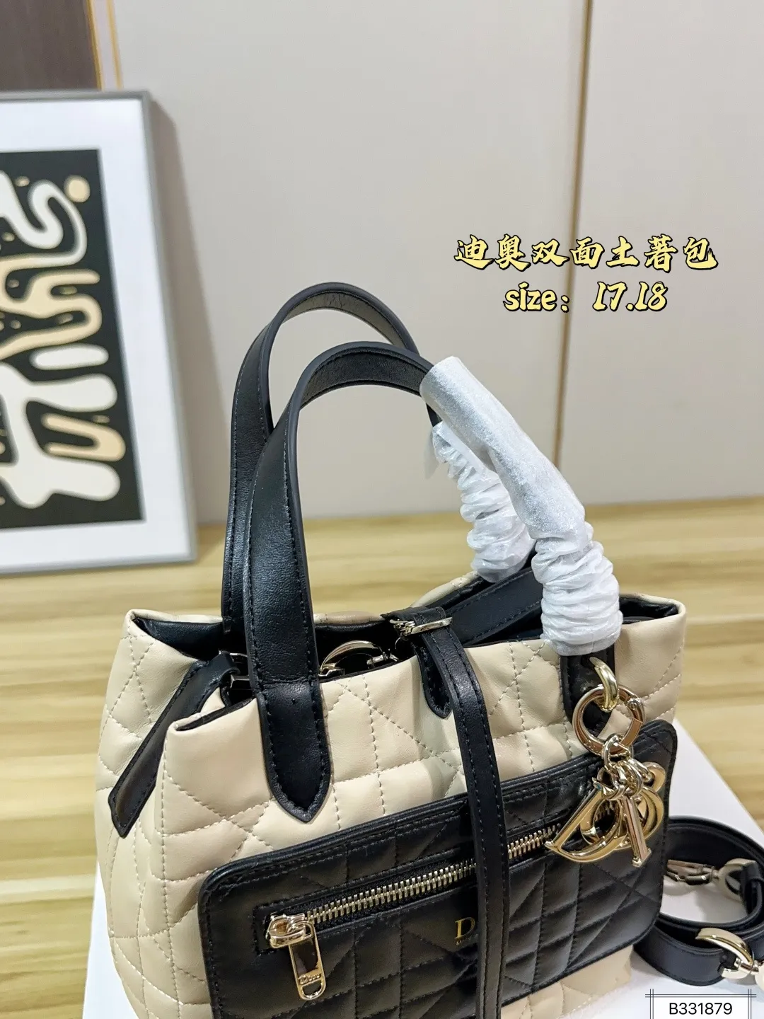 💰195 配折叠盒 迪奥双面土著包 可翻转的Dior Toujours 也太可爱了吧 迪奥土著包 再也不用为喜欢的颜色纠结了 ,可以都拥有。 包身通体迪奥标志性藤格衍缝纹路,软质面料自带蓬松软糯的云朵质感,自重极轻,长时间背负不会压肩 尺寸17 18