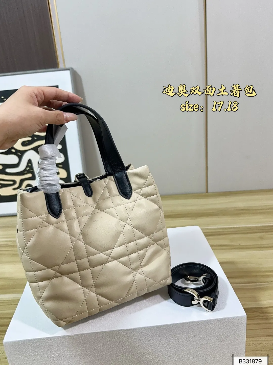 💰195 配折叠盒 迪奥双面土著包 可翻转的Dior Toujours 也太可爱了吧 迪奥土著包 再也不用为喜欢的颜色纠结了 ，可以都拥有。 包身通体迪奥标志性藤格衍缝纹路，软质面料自带蓬松软糯的云朵质感，自重极轻，长时间背负不会压肩 尺寸17 18