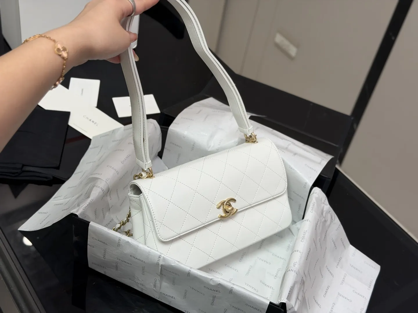 ¥185 全套包装 香奈儿26C隐藏款邮差包 Chanel 26C 隐藏款邮差包太好看啦 非常少有的款式,实用性很高 多了一条金属链条,非常时尚和随性 手提,腋下,斜挎都可以 回头率超级高呀!怎么背都不过时 尺寸:23.14cm
