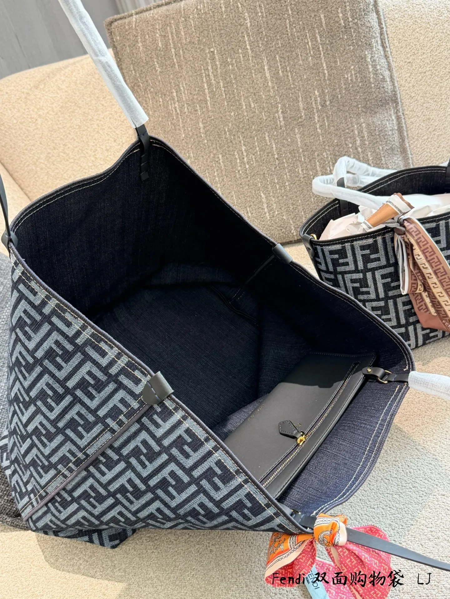 p160p165 Fendi双面老花托特包​​ 👜Fendi双面老花托特包，经典Zucca老花设计，PVC材质轻便耐用，双面图案超百搭，通勤日常都能轻松驾驭✨。容量大，iPad、雨伞、水杯都能装，肩带舒适，单肩手提都OK！复古老花图案，实用又有收藏价值，是中古市场热门款，时髦精必入！