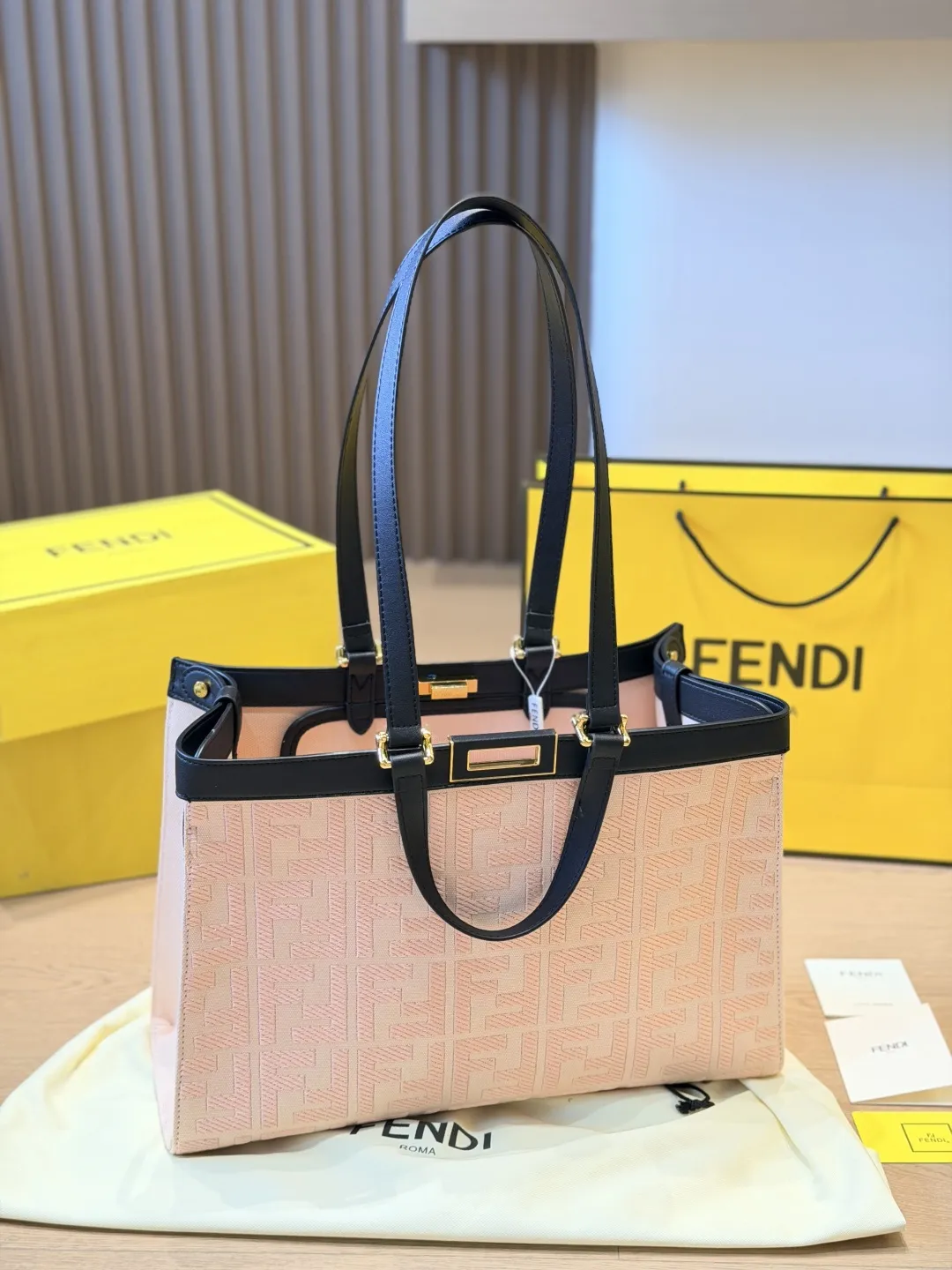 顶级原版布 p210 FENDI阳光托特包,尼龙+棕色皮革拼接,简约大气又超有辨识度!正面“FENDI ROMA”字样超吸睛,金属扣件质感满分✨。中号尺寸,通勤or短途出行都很OK,内部空间超能装,日常物品轻松收纳。尼龙轻便耐用,皮革手柄舒适又高级,实用与时尚兼具,是都市女生的百搭神器! 尺寸42 30cm