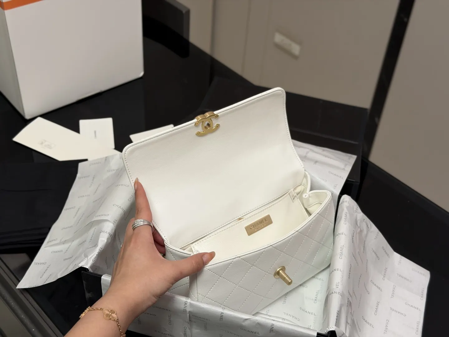 &yen;185 全套包装 香奈儿26C隐藏款邮差包 Chanel 26C 隐藏款邮差包太好看啦 非常少有的款式，实用性很高 多了一条金属链条，非常时尚和随性 手提，腋下，斜挎都可以 回头率超级高呀！怎么背都不过时 尺寸:23.14cm